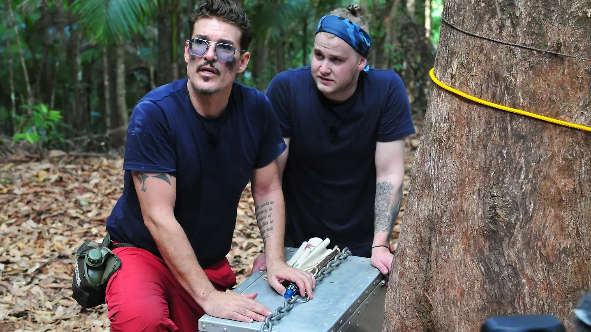 Tag 3 - Schatzsuche "Nach Strich und Faden". Chris Töpperwien (l.) und Felix van Deventer treffen Mitten im australischen Dschungel auf unzählige Meter eines Seils das kreuz und quer um viele Bäume gewickelt ist. Mit einer neunzig Zentimeter langen Stange, müssen die beiden die Länge des gespannten Seils ermitteln. Sie schaffen es und tragen glücklich die Schatztruhe ins Camp.