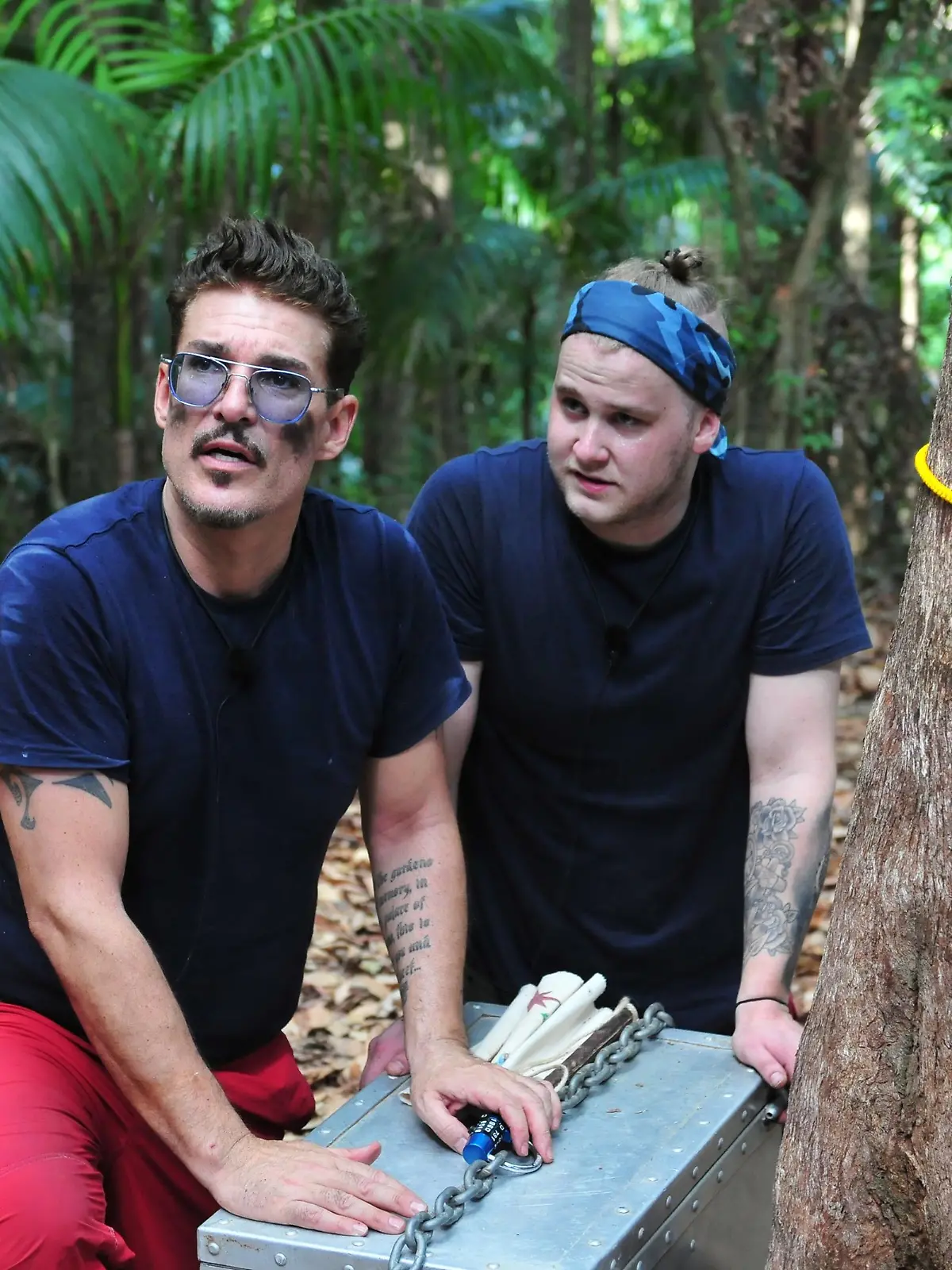 Tag 3 - Schatzsuche "Nach Strich und Faden". Chris Töpperwien (l.) und Felix van Deventer treffen Mitten im australischen Dschungel auf unzählige Meter eines Seils das kreuz und quer um viele Bäume gewickelt ist. Mit einer neunzig Zentimeter langen Stange, müssen die beiden die Länge des gespannten Seils ermitteln. Sie schaffen es und tragen glücklich die Schatztruhe ins Camp.