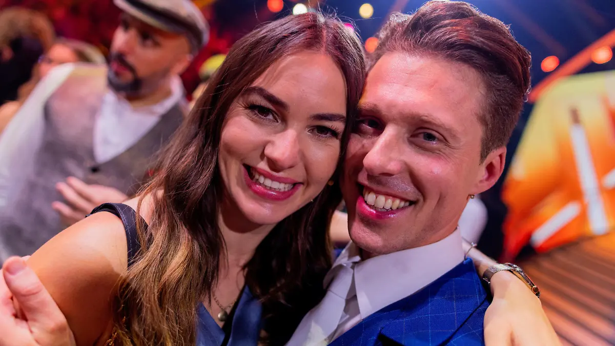 17.02.2023, Nordrhein-Westfalen, Köln: Renata Lusin und ihr Mann Valentin Lusin, beide Profitänzer, liegen sich im Anschluss an die RTL-Tanzshow "Let's Dance" im Coloneum in den Armen. Die Beiden hatten gerade ihre Schwangerschaft verkündet. Renata fällt damit für diese Staffel aus. Foto: Rolf Vennenbernd/dpa +++ dpa-Bildfunk +++