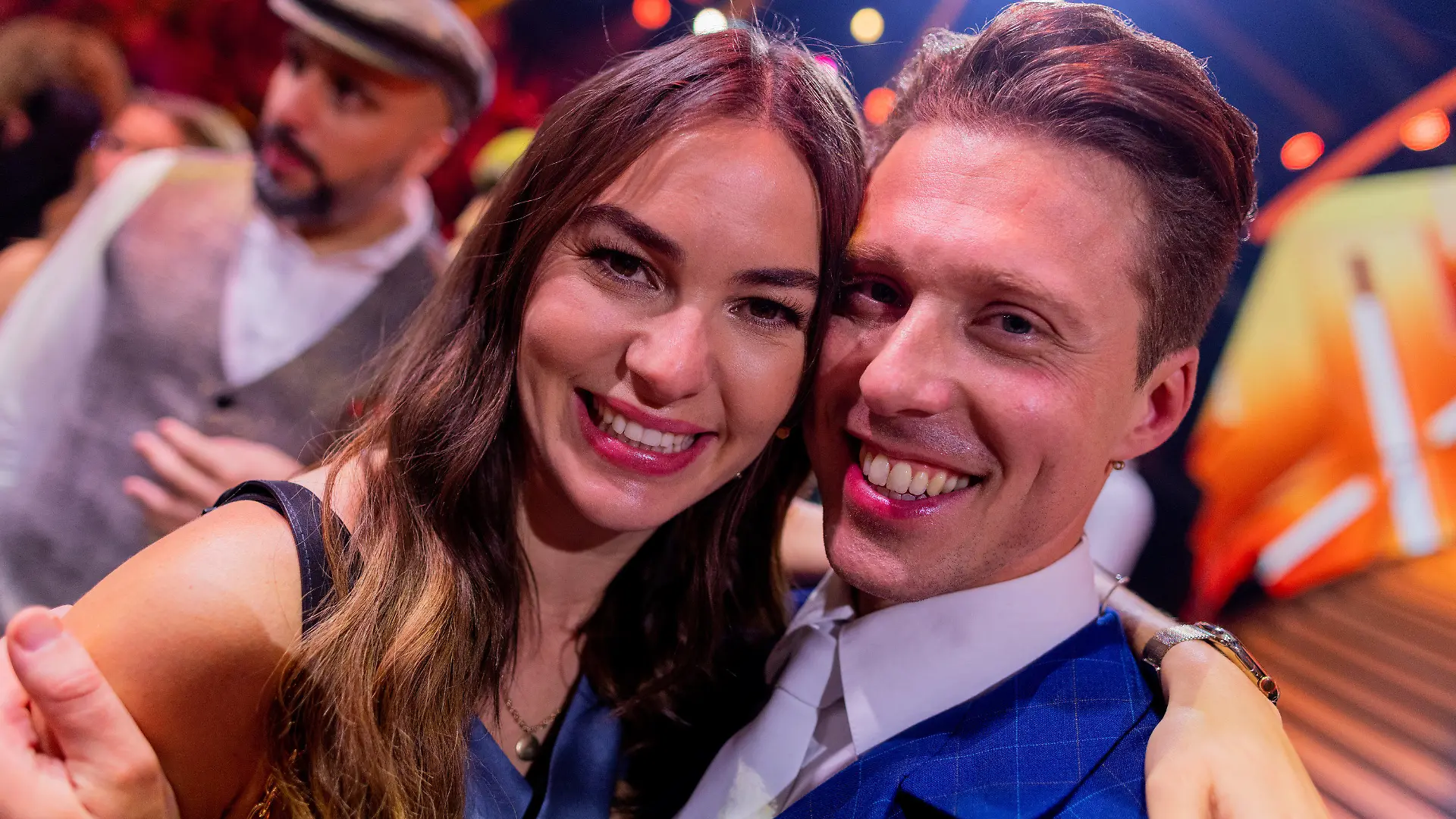 17.02.2023, Nordrhein-Westfalen, Köln: Renata Lusin und ihr Mann Valentin Lusin, beide Profitänzer, liegen sich im Anschluss an die RTL-Tanzshow "Let's Dance" im Coloneum in den Armen. Die Beiden hatten gerade ihre Schwangerschaft verkündet. Renata fällt damit für diese Staffel aus. Foto: Rolf Vennenbernd/dpa +++ dpa-Bildfunk +++