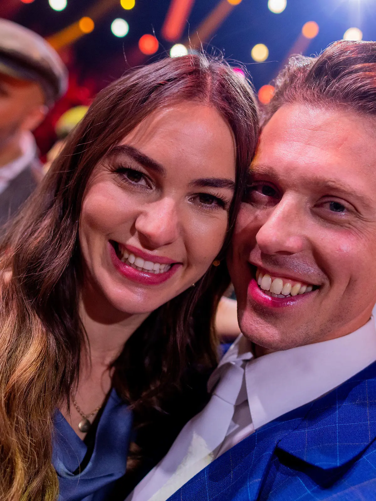 17.02.2023, Nordrhein-Westfalen, Köln: Renata Lusin und ihr Mann Valentin Lusin, beide Profitänzer, liegen sich im Anschluss an die RTL-Tanzshow "Let's Dance" im Coloneum in den Armen. Die Beiden hatten gerade ihre Schwangerschaft verkündet. Renata fällt damit für diese Staffel aus. Foto: Rolf Vennenbernd/dpa +++ dpa-Bildfunk +++