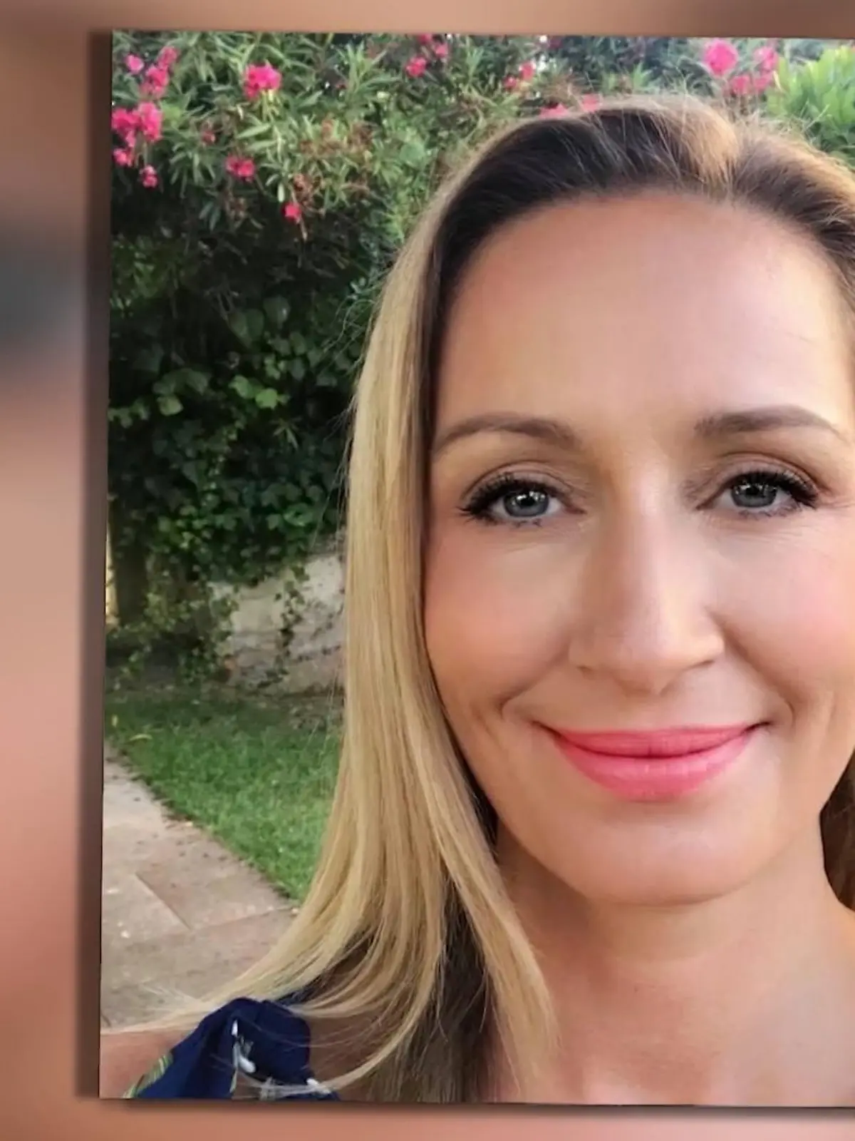 Ein mysteriöser Fall, der seit Wochen Schlagzeilen macht: Nicola Bulley aus Großbritannien verschwand plötzlich während einer Video-Konferenz. Kurz darauf wurde auf einer Parkbank ihr Handy gefunden - und das war immer noch in die Konferenz eingewählt. Nun wurde nahe dem Ort des Verschwindens eine Leiche gefunden.
