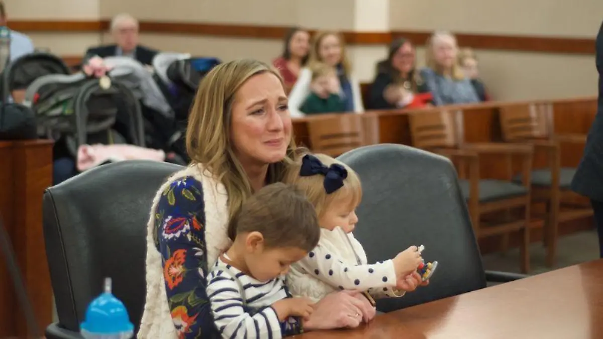 Katie Page mit ihren beiden Adoptivkindern.