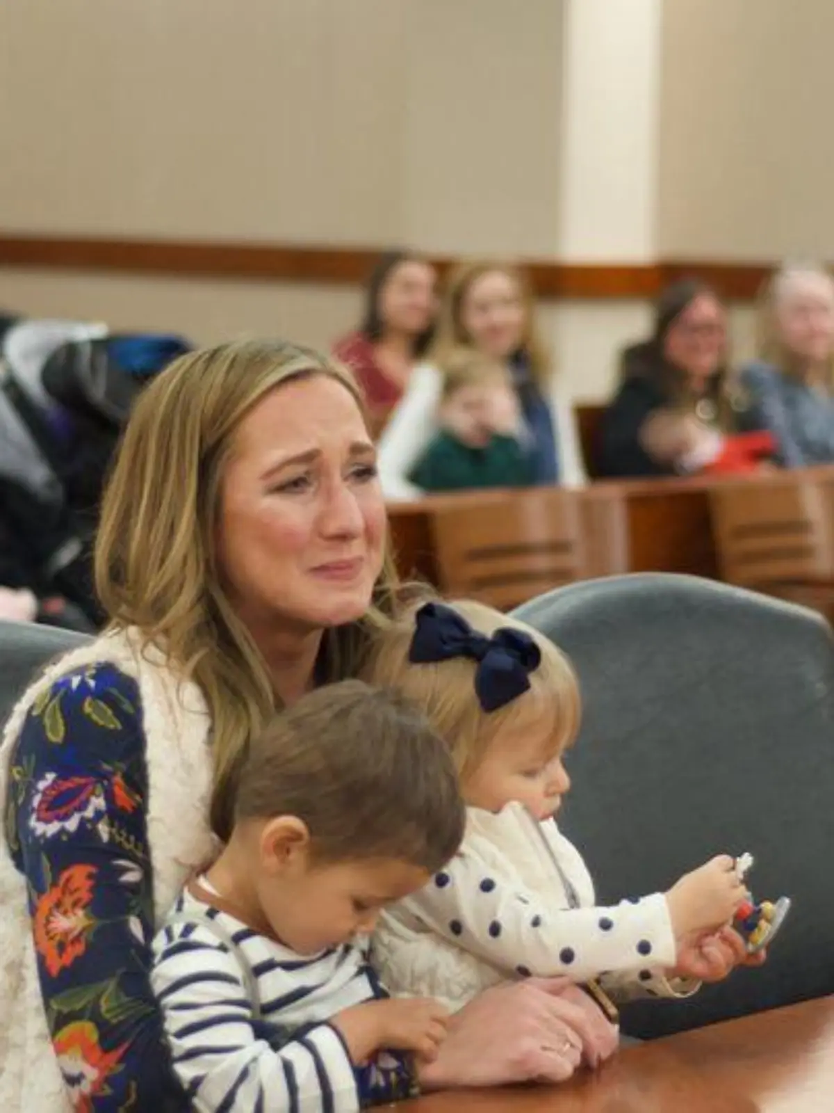Katie Page mit ihren beiden Adoptivkindern.