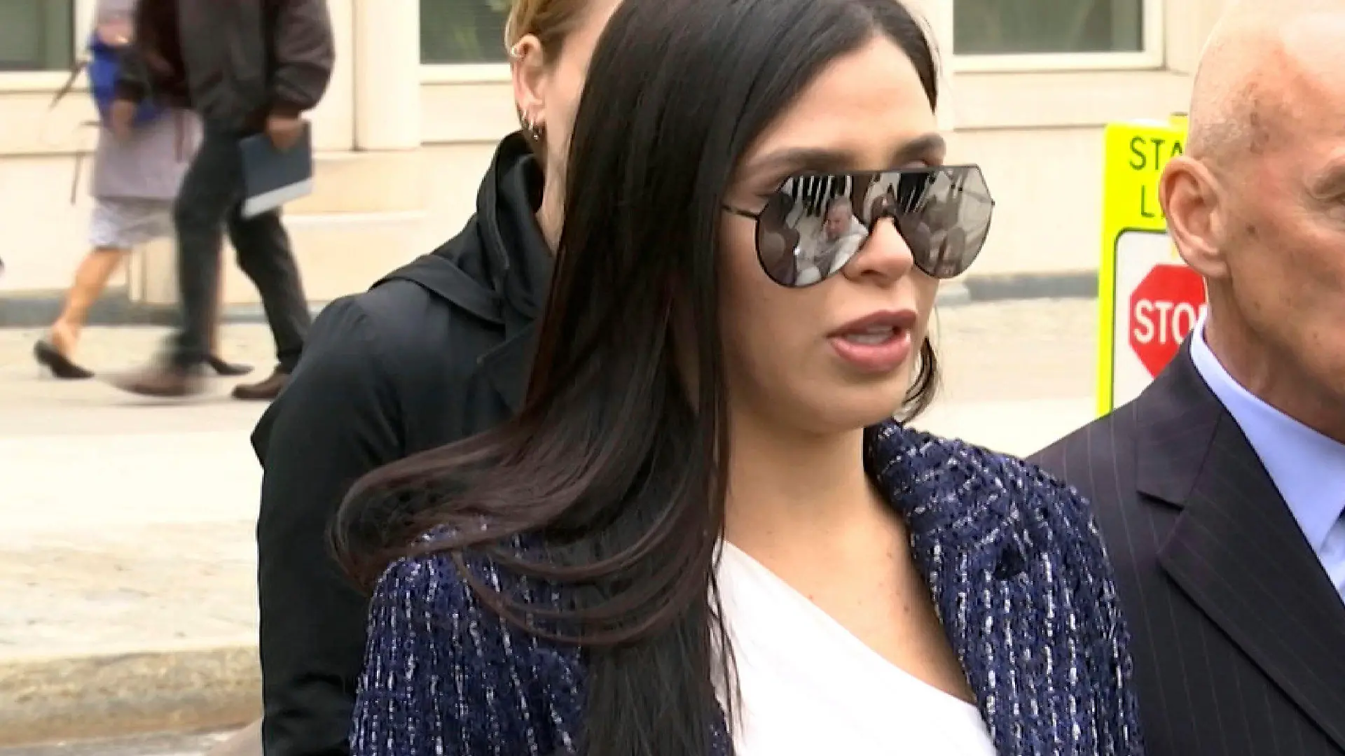 ARCHIV - 17.04.2018, USA, New York: Das Videostandbild zeigt Emma Coronel, die Frau des mexikanischen Drogenbosses Joaquín «El Chapo» Guzmán, die neben ihren Anwälten Eduardo Balarezo (l) und William Purpura mit Journalisten spricht. Achtung: Bestmögliche Qualität. «El Chapo» vor Gericht: Letztes Kapitel im Drama um den Drogenboss? Foto: Ted Shaffrey/AP/dpa +++ dpa-Bildfunk +++