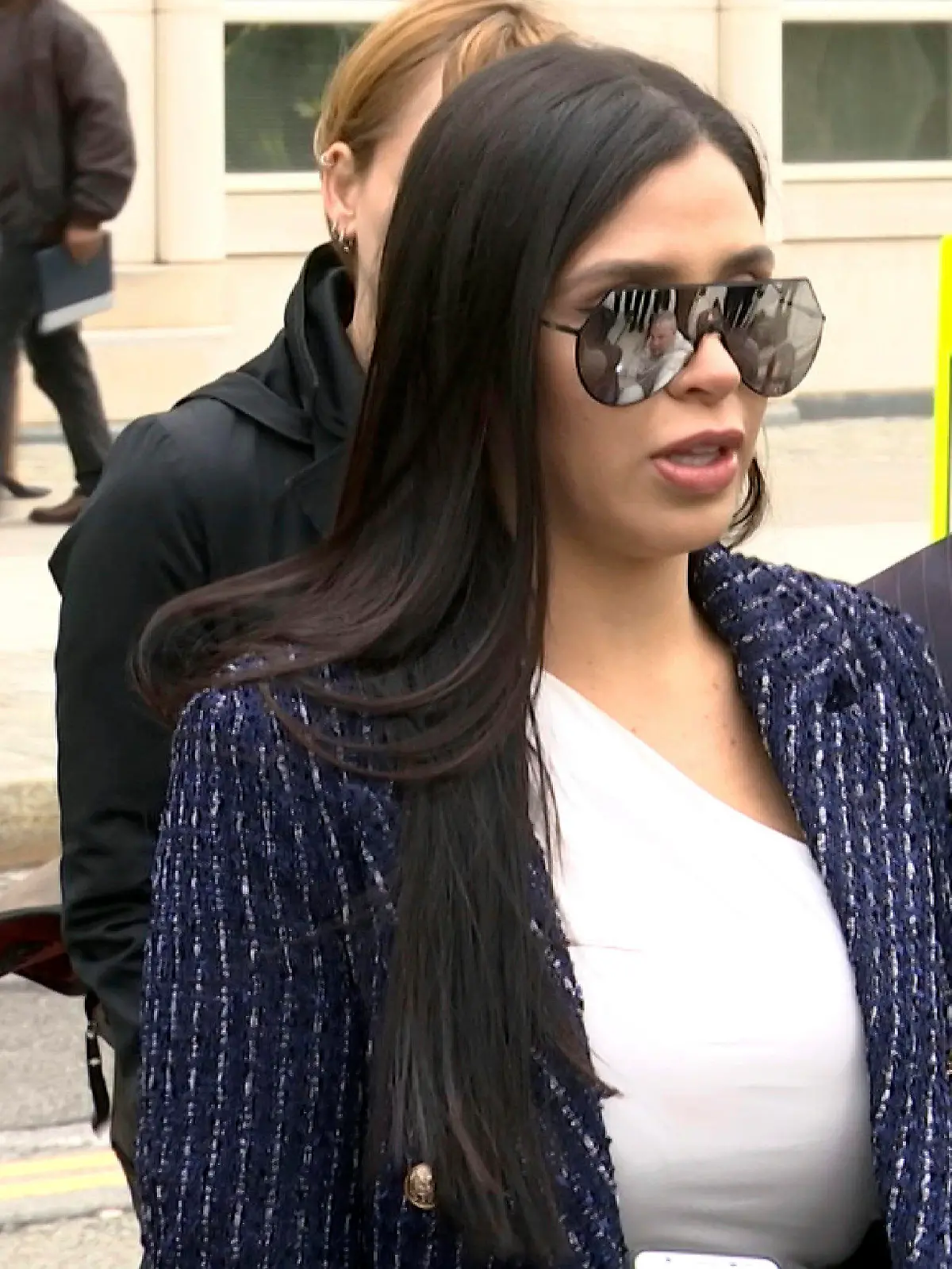 ARCHIV - 17.04.2018, USA, New York: Das Videostandbild zeigt Emma Coronel, die Frau des mexikanischen Drogenbosses Joaquín «El Chapo» Guzmán, die neben ihren Anwälten Eduardo Balarezo (l) und William Purpura mit Journalisten spricht. Achtung: Bestmögliche Qualität. «El Chapo» vor Gericht: Letztes Kapitel im Drama um den Drogenboss? Foto: Ted Shaffrey/AP/dpa +++ dpa-Bildfunk +++