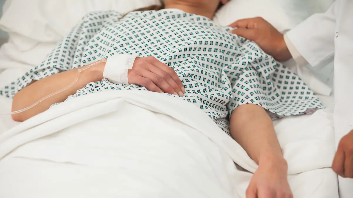Frau liegt im Koma im Krankenhaus.
