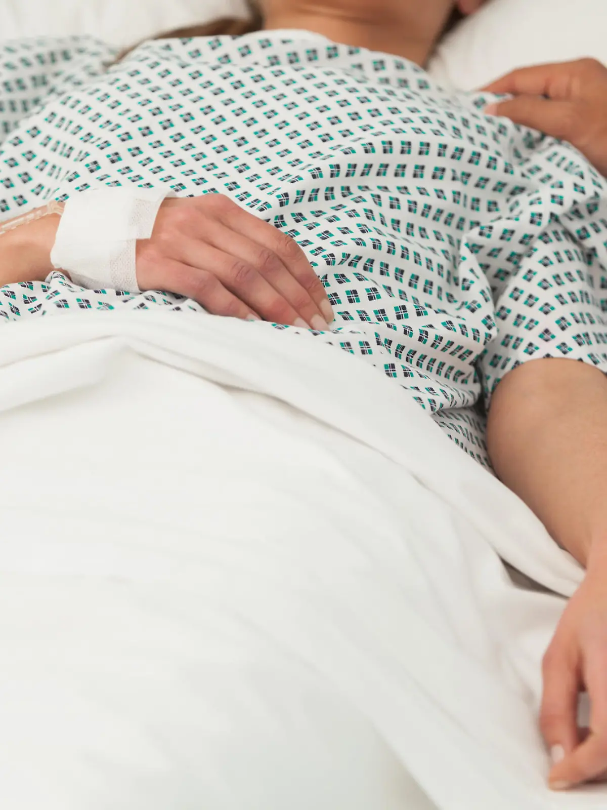 Frau liegt im Koma im Krankenhaus.