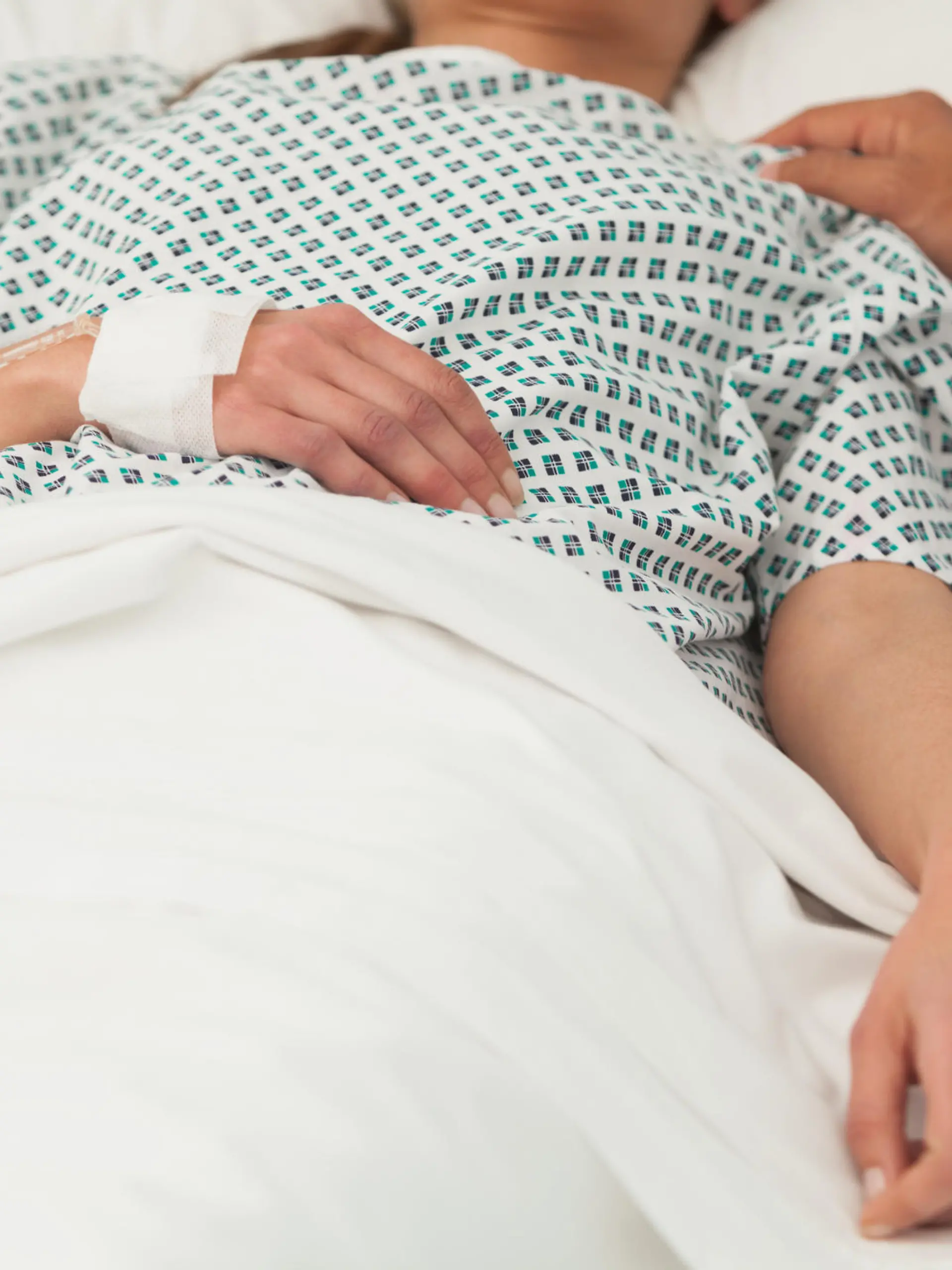 Frau liegt im Koma im Krankenhaus.