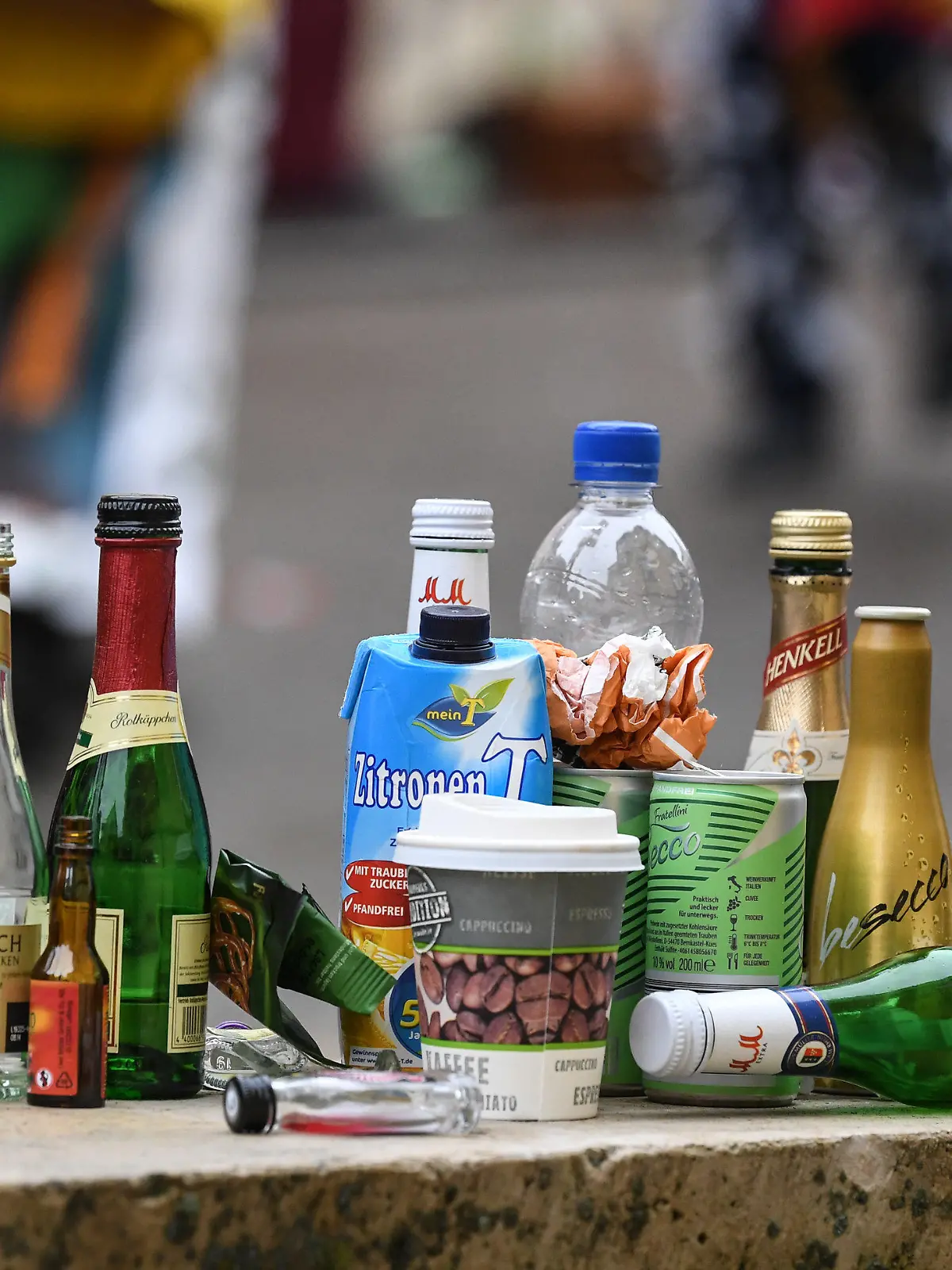 ARCHIV - 24.02.2020, Baden-Württemberg, Rottweil: Leere Alkoholflaschen, Getränkedosen und ein Einweg-Kafeebecher stehen beim Narrensprung auf einer Mauer. Vor Beginn der närrischen Tage in Baden-Württemberg warnt die Polizei Narren, betrunken Auto zu fahren. Foto: Patrick Seeger/dpa +++ dpa-Bildfunk +++