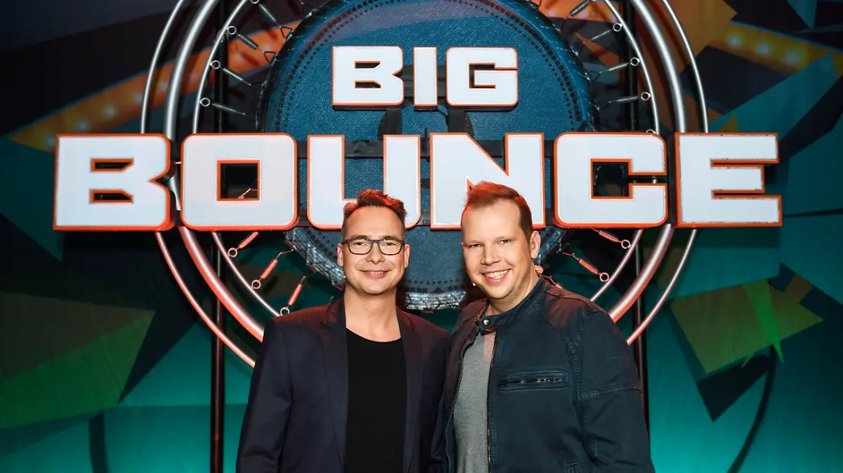 Wolff-Christoph Fuss präsentiert an der Seite von Moderator Matthias Opdenhövel (l.) bei "Big Bounce _ Die Trampolinshow".
