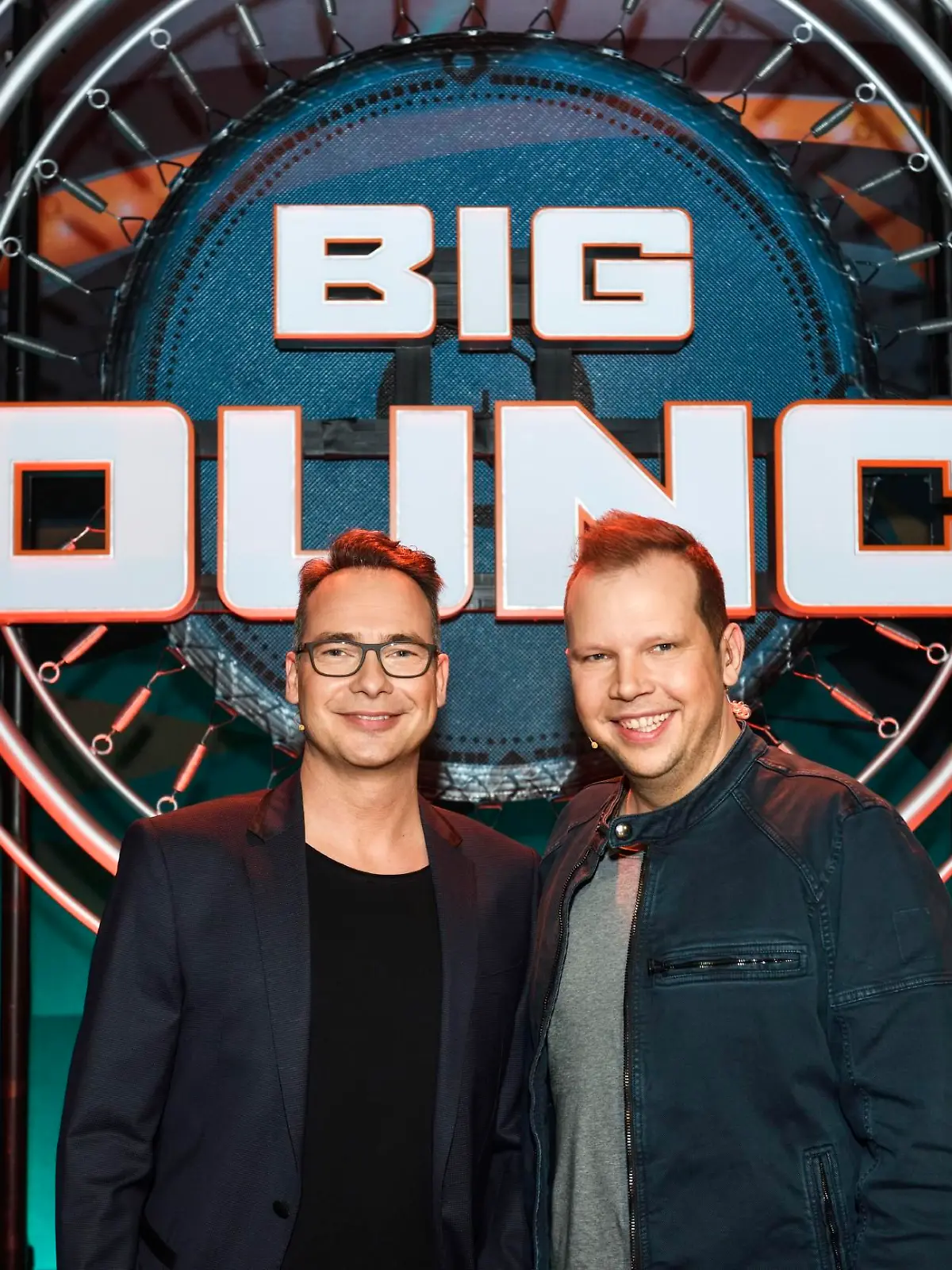 Wolff-Christoph Fuss präsentiert an der Seite von Moderator Matthias Opdenhövel (l.) bei "Big Bounce _ Die Trampolinshow".