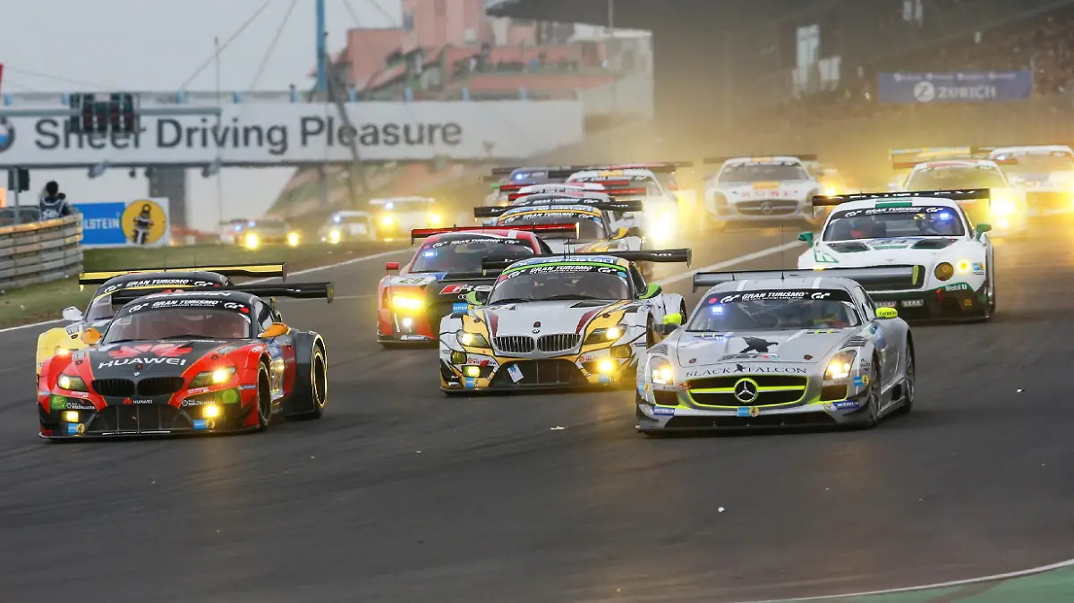 Die Mediengruppe RTL Deutschland will als TV-Partner des legendären ADAC Zurich 24h-Rennens 2016 vom 28. auf den 29. Mai auf dem Nürburgring eine außergewöhnliche Marke setzen: RTL NITRO zeigt das Rennspektakel auf der Nordschleife von Samstag, 15.00 Uhr, bis Sonntag, 16.50 Uhr, über einen Zeitraum von über 25 Stunden und 50 Minuten live und peilt damit einen TV-Weltrekord an! Auch RTL berichtet ausführlich über das größte Autorennen der Welt auf der anspruchsvollsten Rennstrecke der Welt. Foto: Start auf der Nürburgring-Nordschleife zum 24h-Rennen, 2015