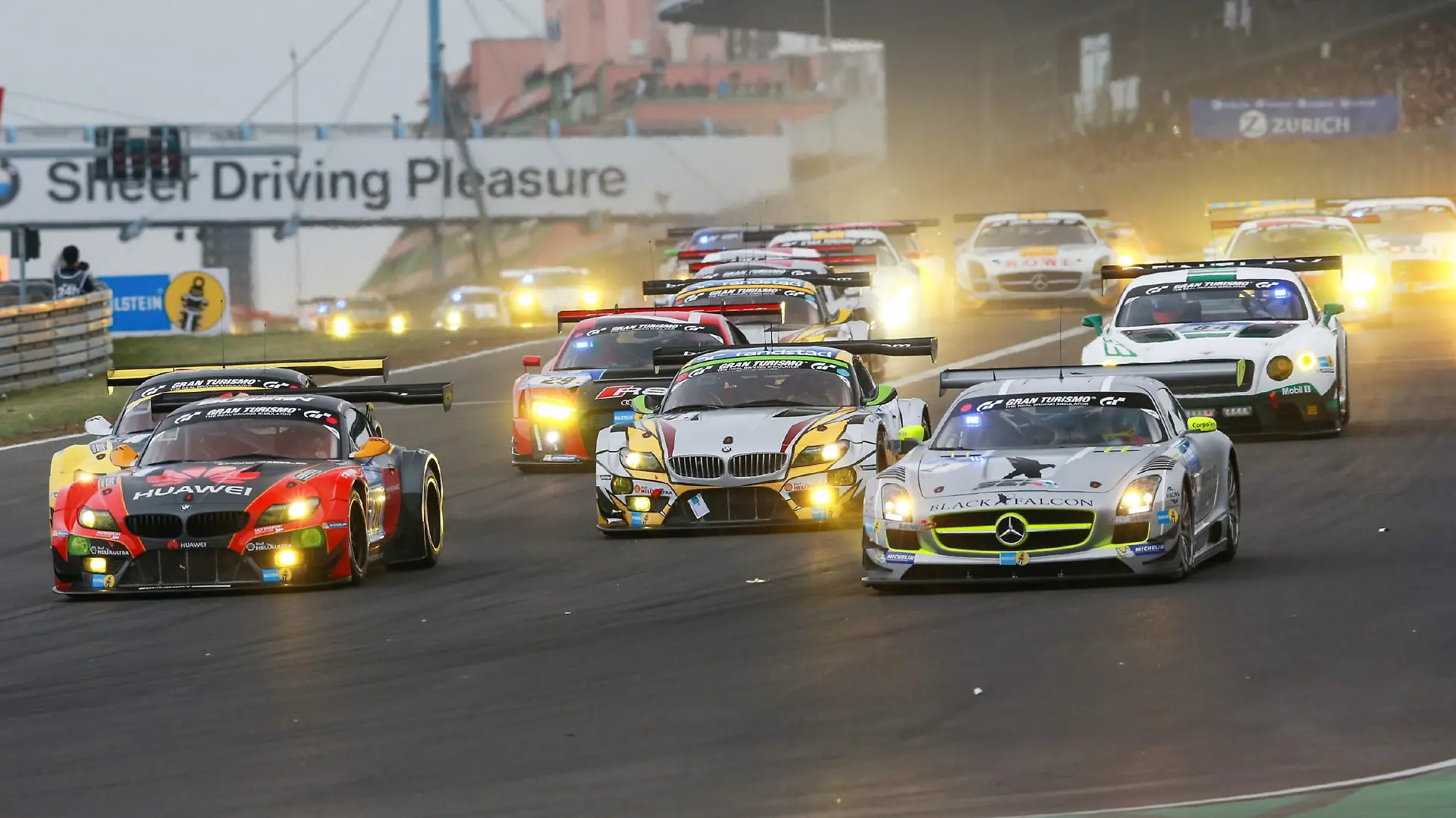 Die Mediengruppe RTL Deutschland will als TV-Partner des legendären ADAC Zurich 24h-Rennens 2016 vom 28. auf den 29. Mai auf dem Nürburgring eine außergewöhnliche Marke setzen: RTL NITRO zeigt das Rennspektakel auf der Nordschleife von Samstag, 15.00 Uhr, bis Sonntag, 16.50 Uhr, über einen Zeitraum von über 25 Stunden und 50 Minuten live und peilt damit einen TV-Weltrekord an! Auch RTL berichtet ausführlich über das größte Autorennen der Welt auf der anspruchsvollsten Rennstrecke der Welt. Foto: Start auf der Nürburgring-Nordschleife zum 24h-Rennen, 2015