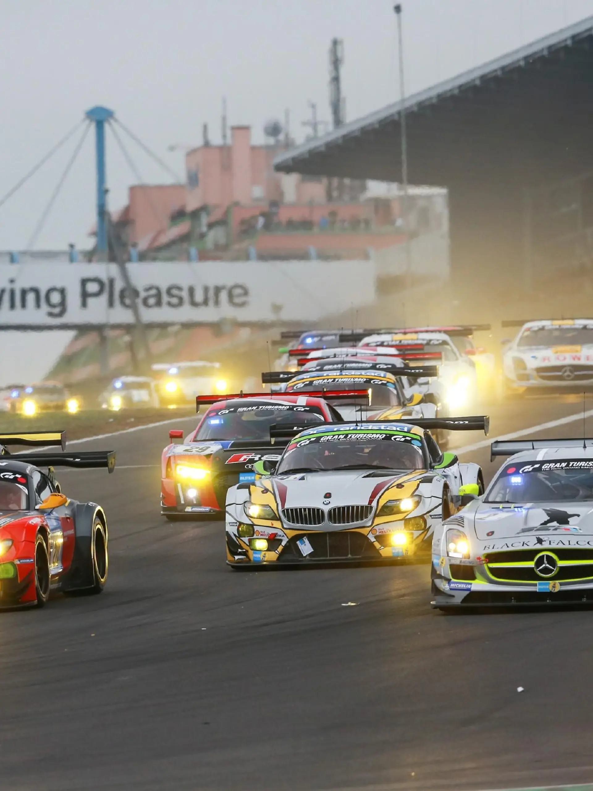 Die Mediengruppe RTL Deutschland will als TV-Partner des legendären ADAC Zurich 24h-Rennens 2016 vom 28. auf den 29. Mai auf dem Nürburgring eine außergewöhnliche Marke setzen: RTL NITRO zeigt das Rennspektakel auf der Nordschleife von Samstag, 15.00 Uhr, bis Sonntag, 16.50 Uhr, über einen Zeitraum von über 25 Stunden und 50 Minuten live und peilt damit einen TV-Weltrekord an! Auch RTL berichtet ausführlich über das größte Autorennen der Welt auf der anspruchsvollsten Rennstrecke der Welt. Foto: Start auf der Nürburgring-Nordschleife zum 24h-Rennen, 2015