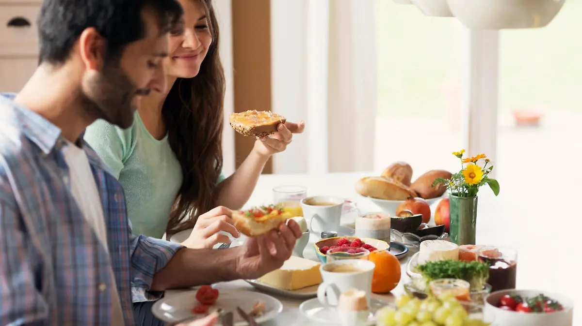 Ein Paar beim morgendlichen Frühstück.