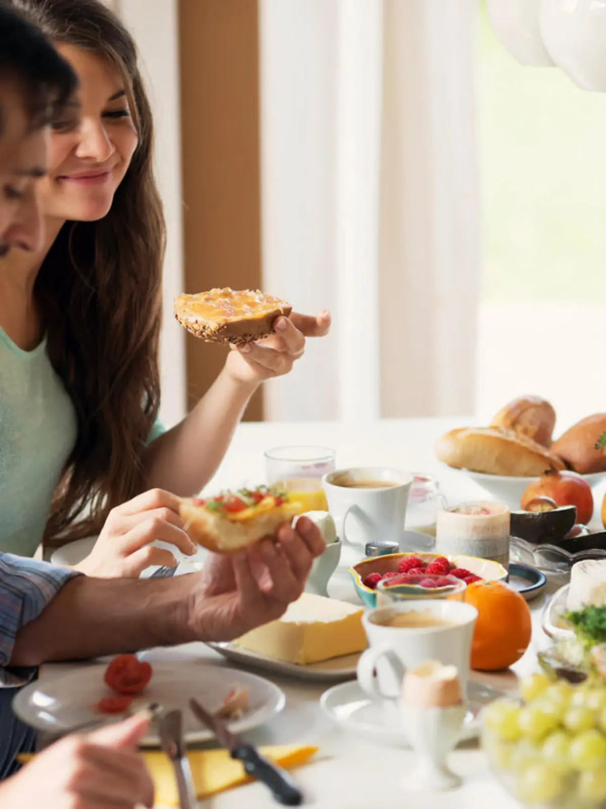 Ein Paar beim morgendlichen Frühstück.