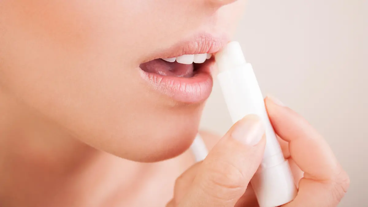 Frau trägt Lippenpflege auf