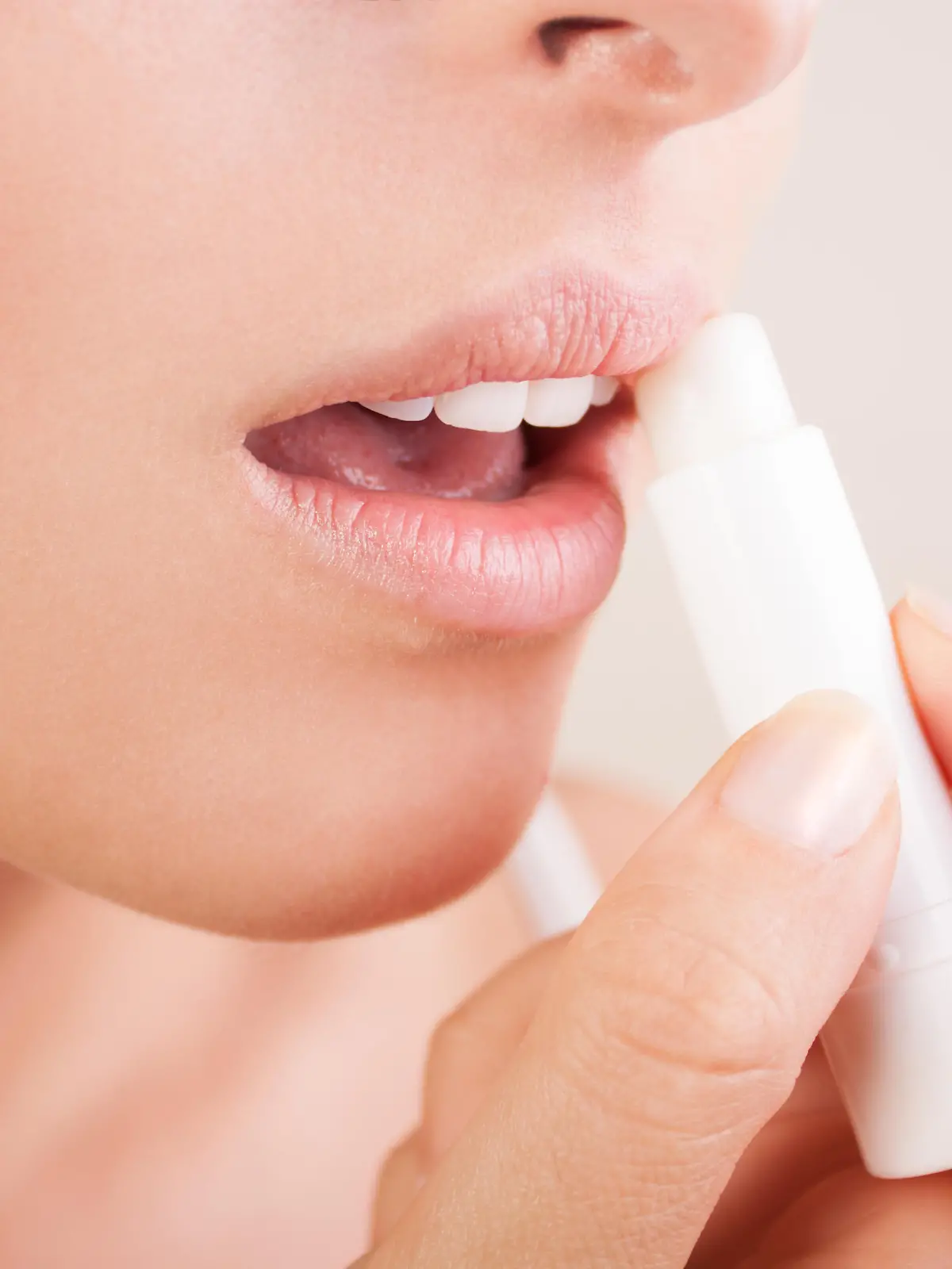 Frau trägt Lippenpflege auf