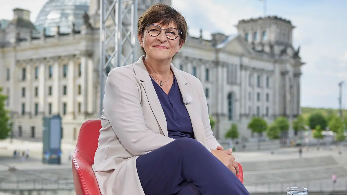 13.08.2023, Berlin: Saskia Esken (SPD), Bundesvorsitzende, ist zu Gast im ARD-Sommerinterview. Das Gespräch wird heute Abend in der TV-Sendung "Bericht aus Berlin" ausgetrahlt. Foto: Joerg Carstensen/dpa +++ dpa-Bildfunk +++