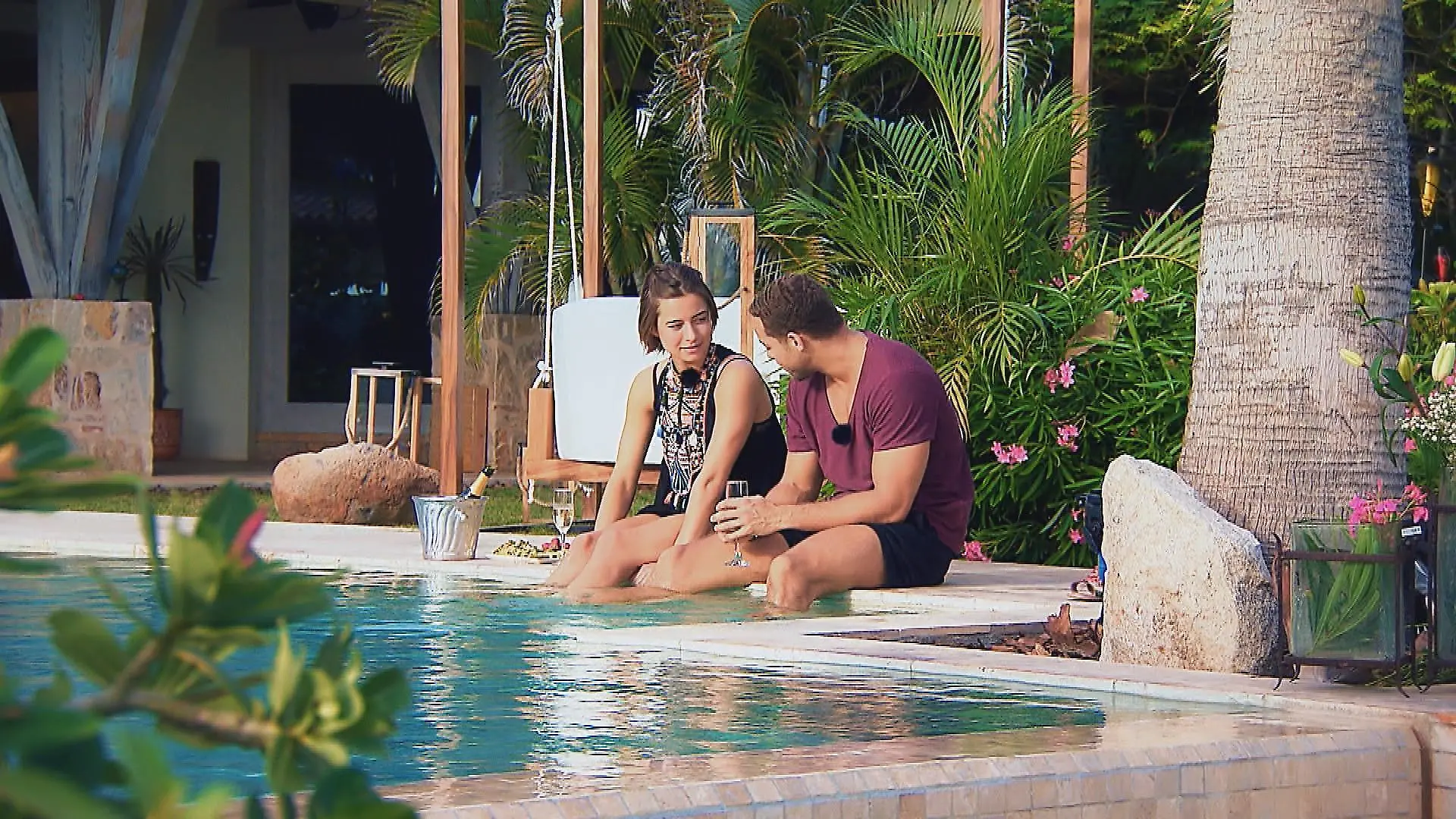 Jennifer und Andrej genießen die Zweisamkeit am Pool.