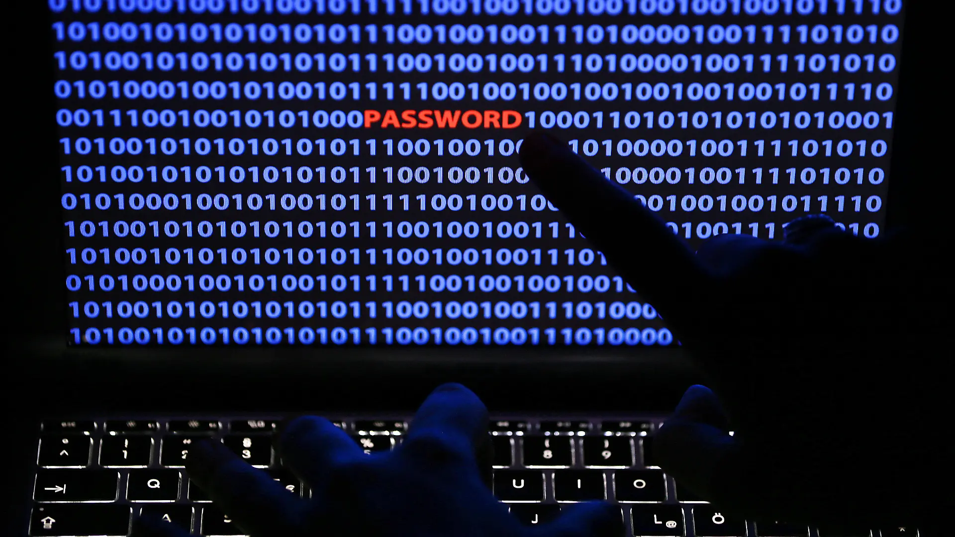 ARCHIV - 05.11.2013, Nordrhein-Westfalen, Köln: ILLUSTRATION - Ein Finger zeigt auf das Wort «Password», das zwischen Zeichen des Binärcode auf einem Computerbildschirm steht. (zu dpa «Festnahme in Hessen nach Datenklau bei Politikern und Prominenten» vom 08.01.2018) Foto: Oliver Berg/dpa +++ dpa-Bildfunk +++
