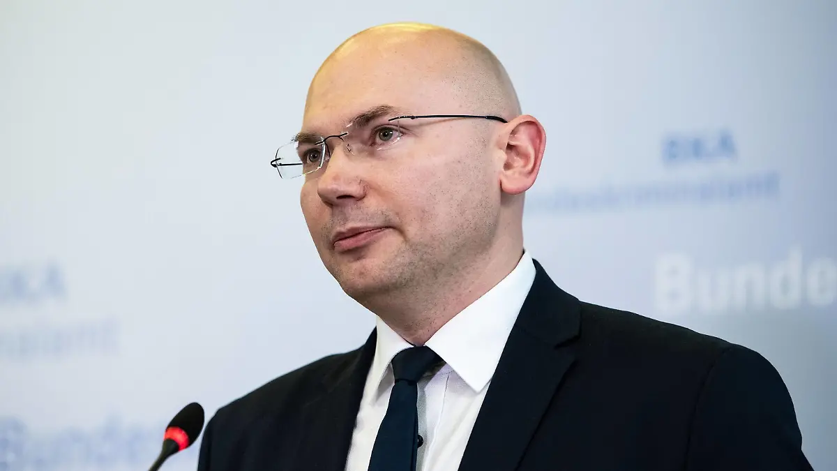 08.01.2019, xfux, News, Pressekonferenz des Bundeskriminalamts und der Generalstaatsanwaltschaft Frankfurt am Main - Zentralstelle zur Bekaempfung der Internetkriminalität (ZIT) weger einer Festnahme im ErÂmittÂlungsÂverÂfahÂren wegen VerÂdachts des AusÂspaeÂhens und der unÂbeÂrechÂtigÂten VerÂoefÂfentÂliÂchung perÂsoÂnenÂbeÂzoÂgeÂner DaÂten, emlahe, deloka, emonline, azlahe, v.l. Oberstaatsanwalt Georg Ungefuk News, Pressekonferenz des Bundeskriminalamts und der Generalstaatsanwaltschaft wegen VerÂoefÂfentÂliÂchung perÂsoÂnenÂbeÂzoÂgeÂner DaÂten und Festnahme *** 08 01 2019 xfux News Press conference of the Federal Criminal Police Office and the Public Prosecutors Office Frankfurt am Main Central Office for the Fight against Internet Crime ZIT weger arrested on suspicion of spying and unlawful acts in c