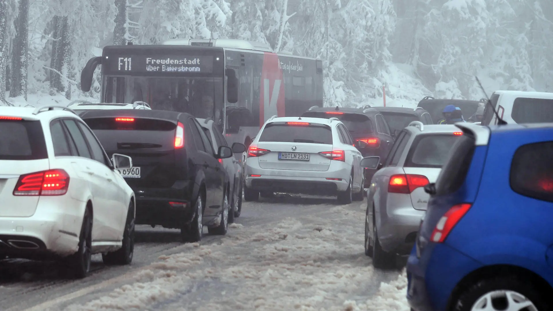 06.01.2019, Baden-Württemberg, Seebach: Beim Mummelsee im Schwarzwald herrscht bei winterlichem Wetter Hochbetrieb. Foto: Uli Deck/dpa +++ dpa-Bildfunk +++