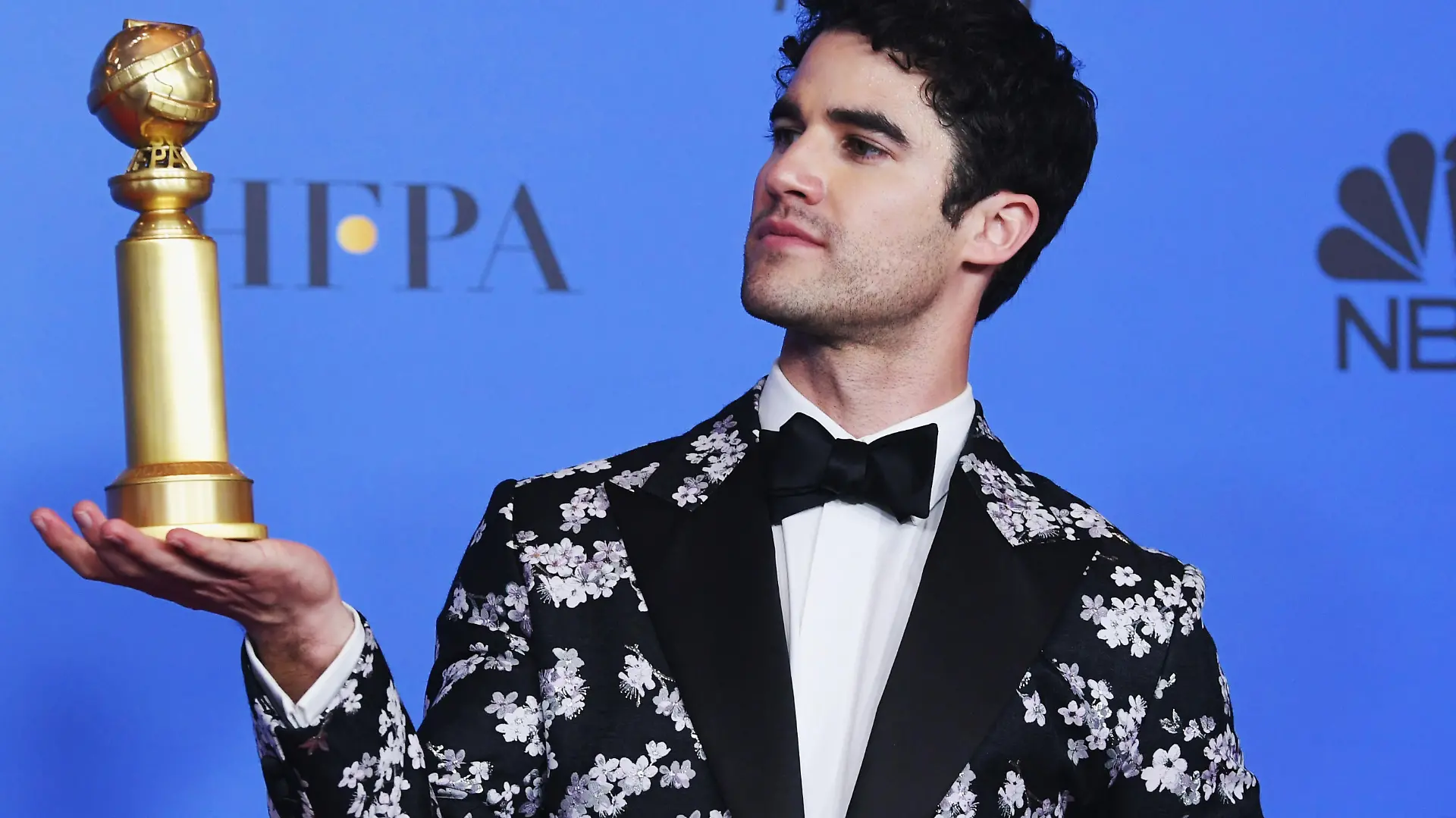Darren Criss posiert mit seinem Golden Globe für die Hauptrolle in "American Crime Story: Der Mord an Gianni Versace".