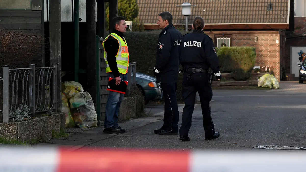 03.01.2019, Schleswig-Holstein, Schönberg: Polizeibeamte stehen an der Stelle an der eine 39 Jahre alte Frau in der Silvesternacht durch einen Schuss ums Leben gekommen ist. Zunächst war vermutet worde, daß die junge Mutter durch einen illegalen Böller ums Leben gekommen ist. Foto: Carsten Rehder/dpa +++ dpa-Bildfunk +++