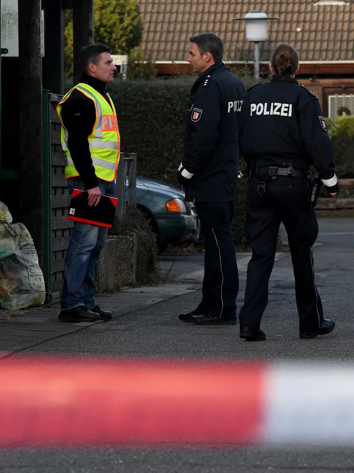 03.01.2019, Schleswig-Holstein, Schönberg: Polizeibeamte stehen an der Stelle an der eine 39 Jahre alte Frau in der Silvesternacht durch einen Schuss ums Leben gekommen ist. Zunächst war vermutet worde, daß die junge Mutter durch einen illegalen Böller ums Leben gekommen ist. Foto: Carsten Rehder/dpa +++ dpa-Bildfunk +++