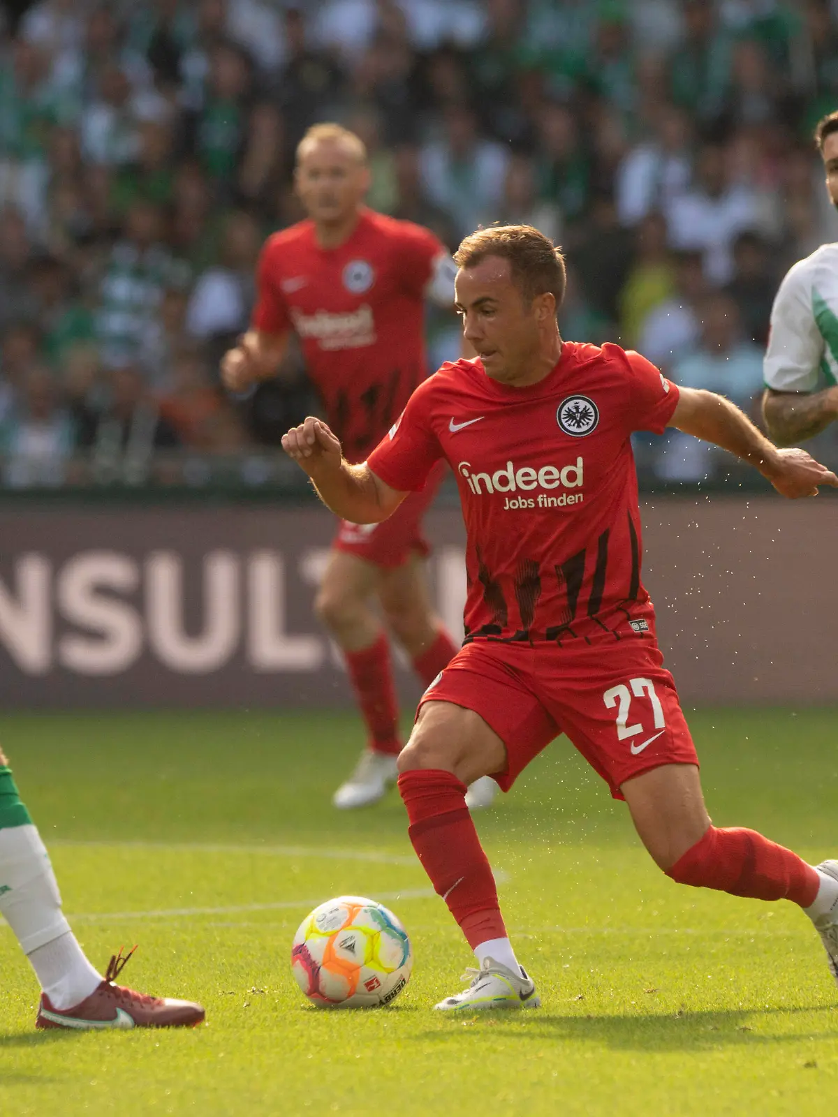 Mario GOETZE GötzeF gegen Milos VELJKOVIC HB, Aktion, Zweikampf, Fussball 1. Bundesliga, 4. Spieltag, SV Werder Bremen HB - Eintracht Frankfurt F 3:4 am 28.08.2022 in Bremen / Deutschland. DFL regulations prohibit any use of photographs as image sequences and/or quasi-video  *** Mario GOETZE Götze F against Milos VELJKOVIC HB , action, duel, football 1 Bundesliga, 4 matchday, SV Werder Bremen HB Eintracht Frankfurt F 3 4 on 28 08 2022 in Bremen Germany DFL regulations prohibit any use of photographs as image sequences and or quasi video  