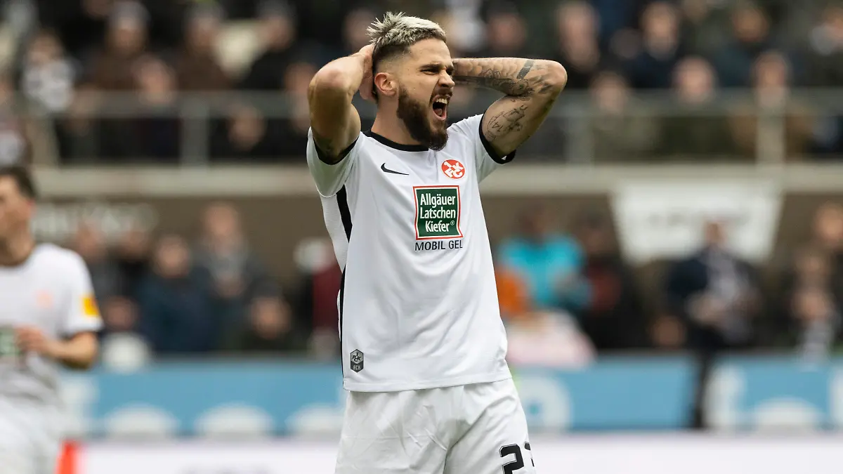 Fußball: 2. Bundesliga, Saison 2022/2023, 20. Spieltag, FC St. Pauli - 1. FC Kaiserslautern am 12.02.2023 in Hamburg (Hamburg) Kaiserslauterns Lex Tyger Lobinger ärgert sich über eine vergebene Chance WICHTIGER HINWEIS: Gemäß den Vorgaben der DFL Deutsche Fußball Liga bzw. des DFB Deutscher Fußball-Bund ist es untersagt, in dem Stadion und/oder vom Spiel angefertigte Fotoaufnahmen in Form von Sequenzbildern und/oder videoähnlichen Fotostrecken zu verwerten bzw. verwerten zu lassen.