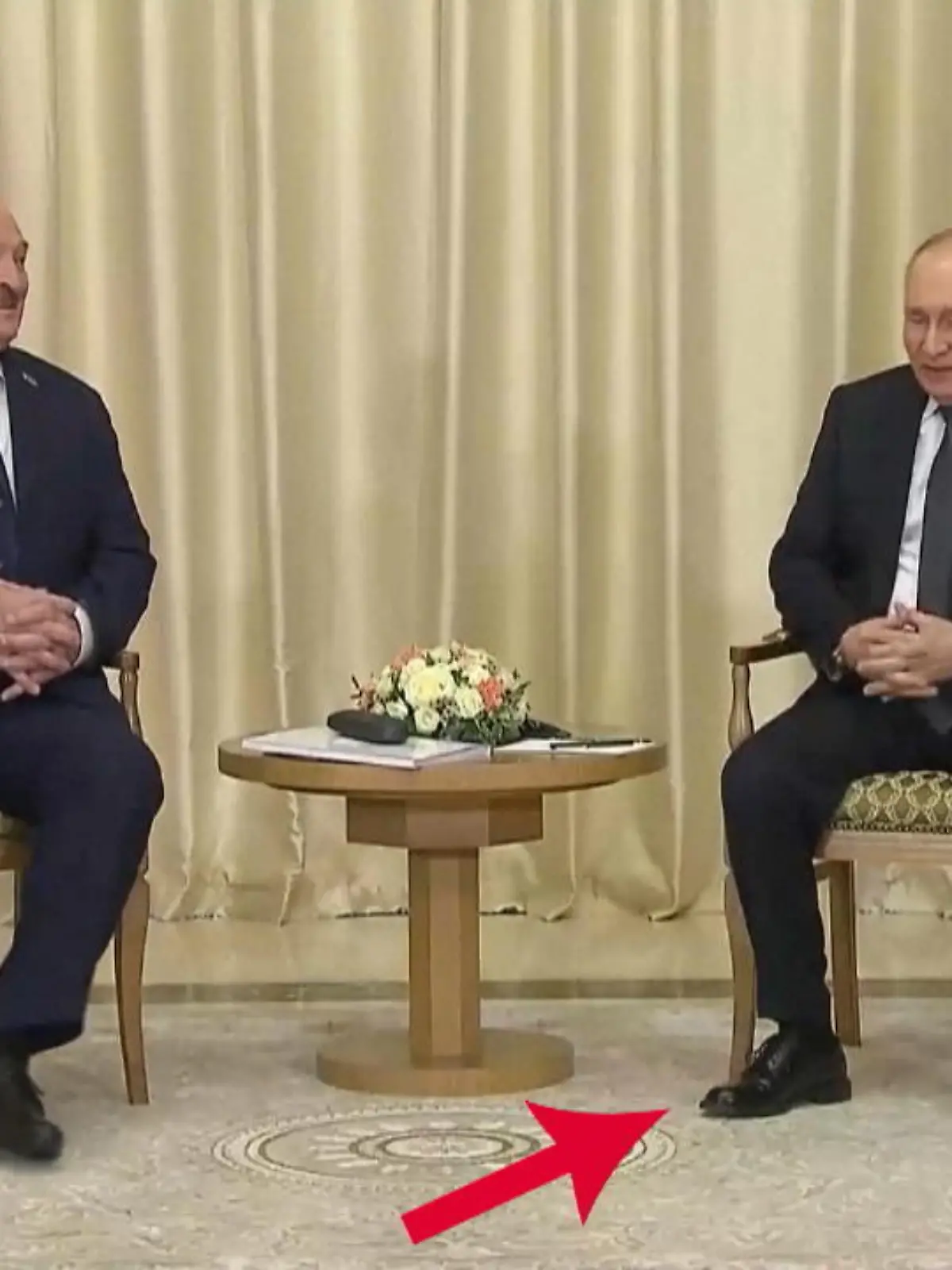 Beim Treffen mit dem belarussischen Präsidenten Alexander Lukaschenko, wippte Wladimir Putin unruhig mit den Füßen auf und ab. Auch seine rechte Hand umklammert er auffällig fest mit der linken Hand. Sind das doch Anzeichen, dass der russische Präsident ernsthaft krank ist?