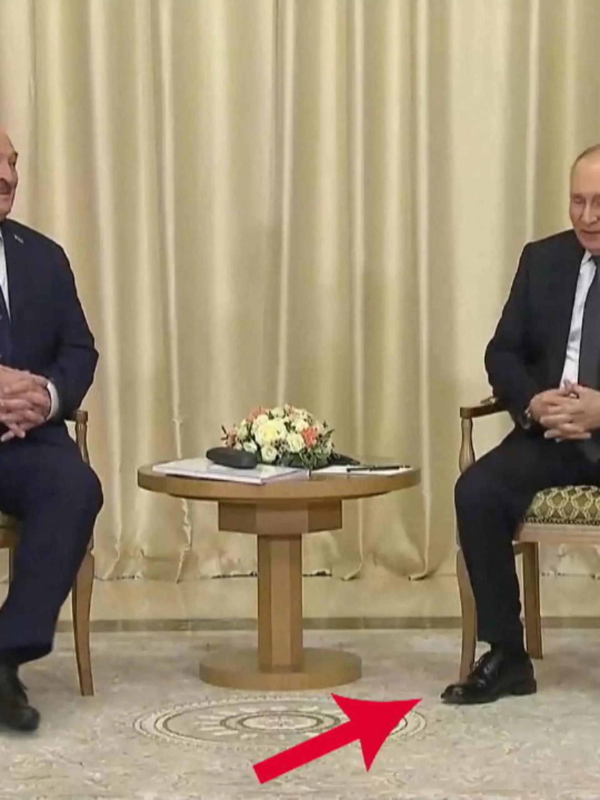 Beim Treffen mit dem belarussischen Präsidenten Alexander Lukaschenko, wippte Wladimir Putin unruhig mit den Füßen auf und ab. Auch seine rechte Hand umklammert er auffällig fest mit der linken Hand. Sind das doch Anzeichen, dass der russische Präsident ernsthaft krank ist?