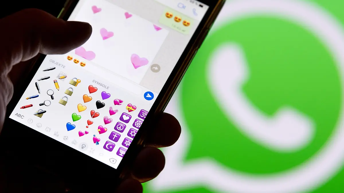 WhatsApp auf Smartphone in einer Hand