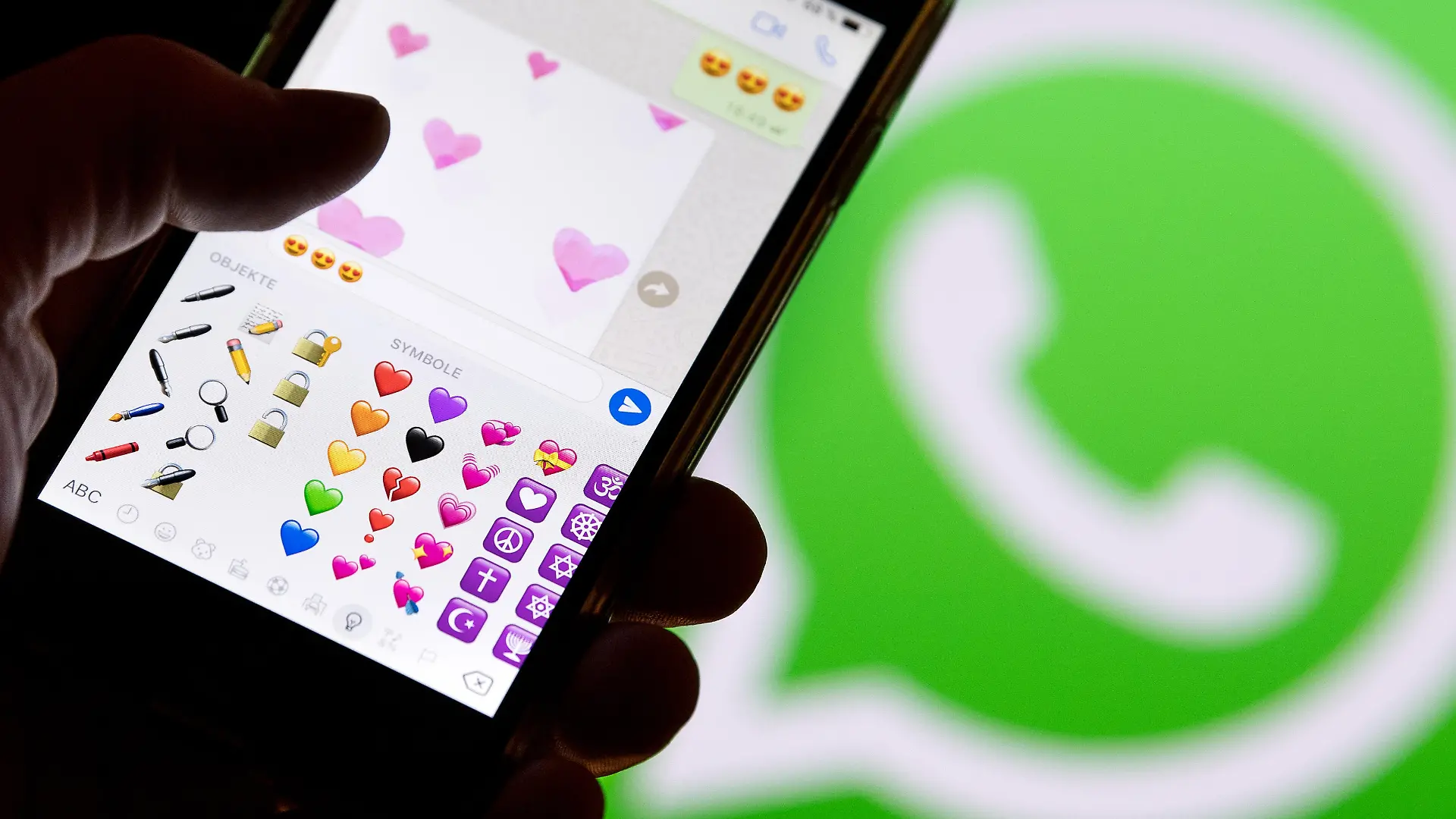 WhatsApp auf Smartphone in einer Hand