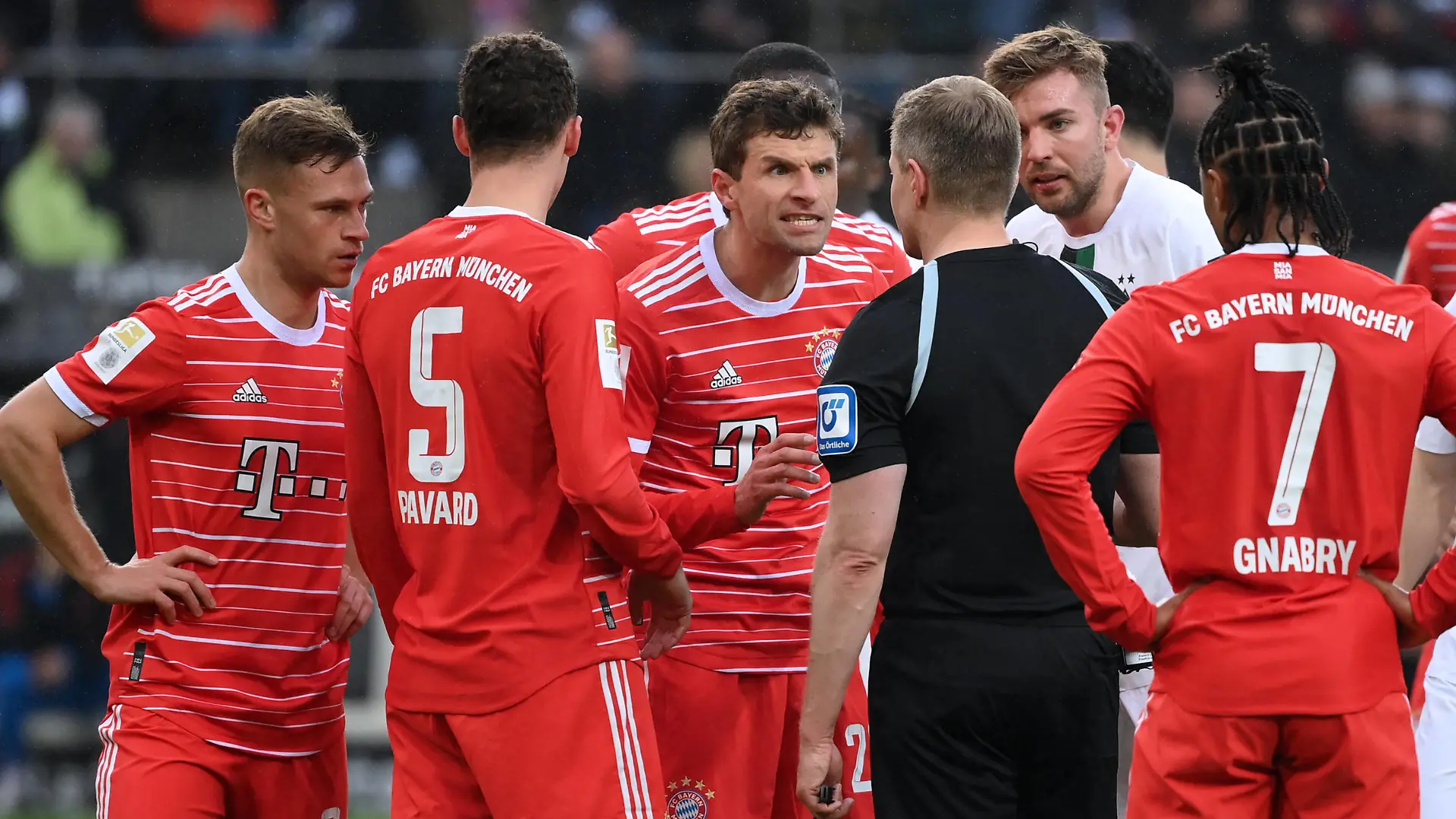 Thomas Müller Bayern Muenchen schnauzt Schiedsrichter Tobias Welz an 18.02.2023, Fussball GER, Saison 2022 2023, 1. Bundesliga, 21. Spieltag, Borussia Mönchengladbach - FC Bayern München, Moenchengladbach Borussia Park Nordrhein Westfalen Deutschland *** Thomas Müller Bayern Muenchen snaps at referee Tobias Welz 18 02 2023, Soccer GER, Season 2022 2023, 1 Bundesliga, 21 Matchday, Borussia Mönchengladbach FC Bayern Munich, Moenchengladbach Borussia Park North Rhine Westphalia Germany Team2