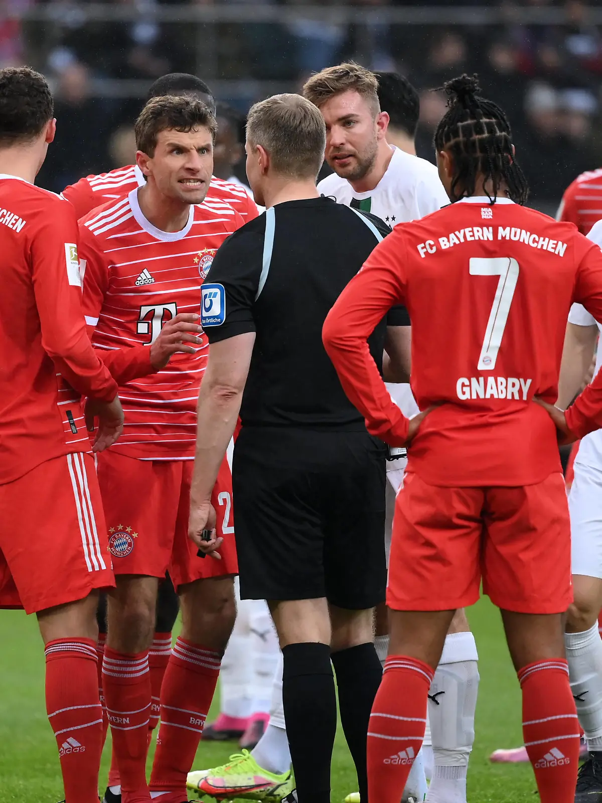 Thomas Müller Bayern Muenchen schnauzt Schiedsrichter Tobias Welz an 18.02.2023, Fussball GER, Saison 2022 2023, 1. Bundesliga, 21. Spieltag, Borussia Mönchengladbach - FC Bayern München, Moenchengladbach Borussia Park Nordrhein Westfalen Deutschland *** Thomas Müller Bayern Muenchen snaps at referee Tobias Welz 18 02 2023, Soccer GER, Season 2022 2023, 1 Bundesliga, 21 Matchday, Borussia Mönchengladbach FC Bayern Munich, Moenchengladbach Borussia Park North Rhine Westphalia Germany Team2