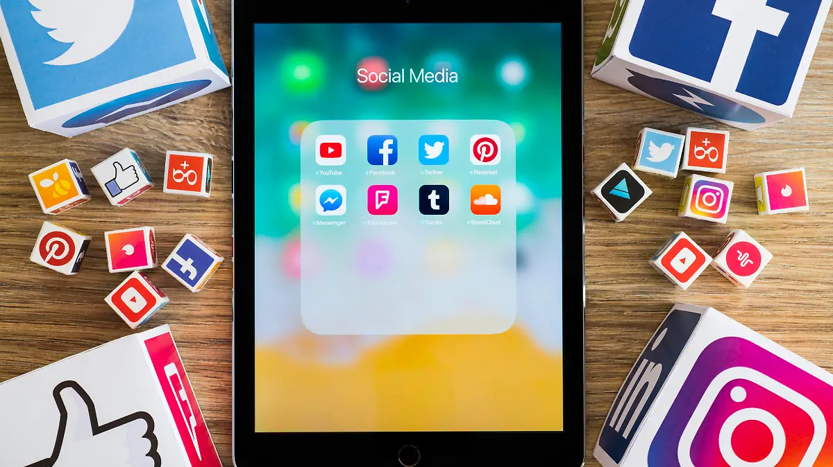 Ein Tablet mit verschiedenen Social Media Apps