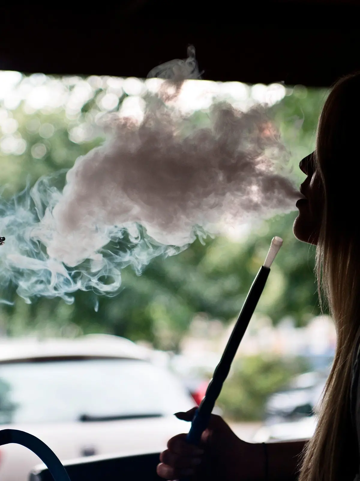 ARCHIV - ILLUSTRATION - Eine junge Frau raucht am 21.07.2016 in einer Shisha-Bar in Berlin Tabak der Sorte «Traube-Minze» in einer Wasserpfeife. Shisha-Rauchen liegt im Trend: Die arabische Wasserpfeife ist besonders bei jungen Leuten beliebt. In den Großstädten haben sich zahllose Shisha-Bars etabliert. Es gibt eine Shisha-Messe und einen Shisha-Verband. Doch nun mehren sich die Alarmsignale. (zu dpa: "Risiken und Nebenwirkungen: Ärzte warnen vor Shisha-Trend") Foto: Soeren Stache/dpa +++(c) dpa - Bildfunk+++