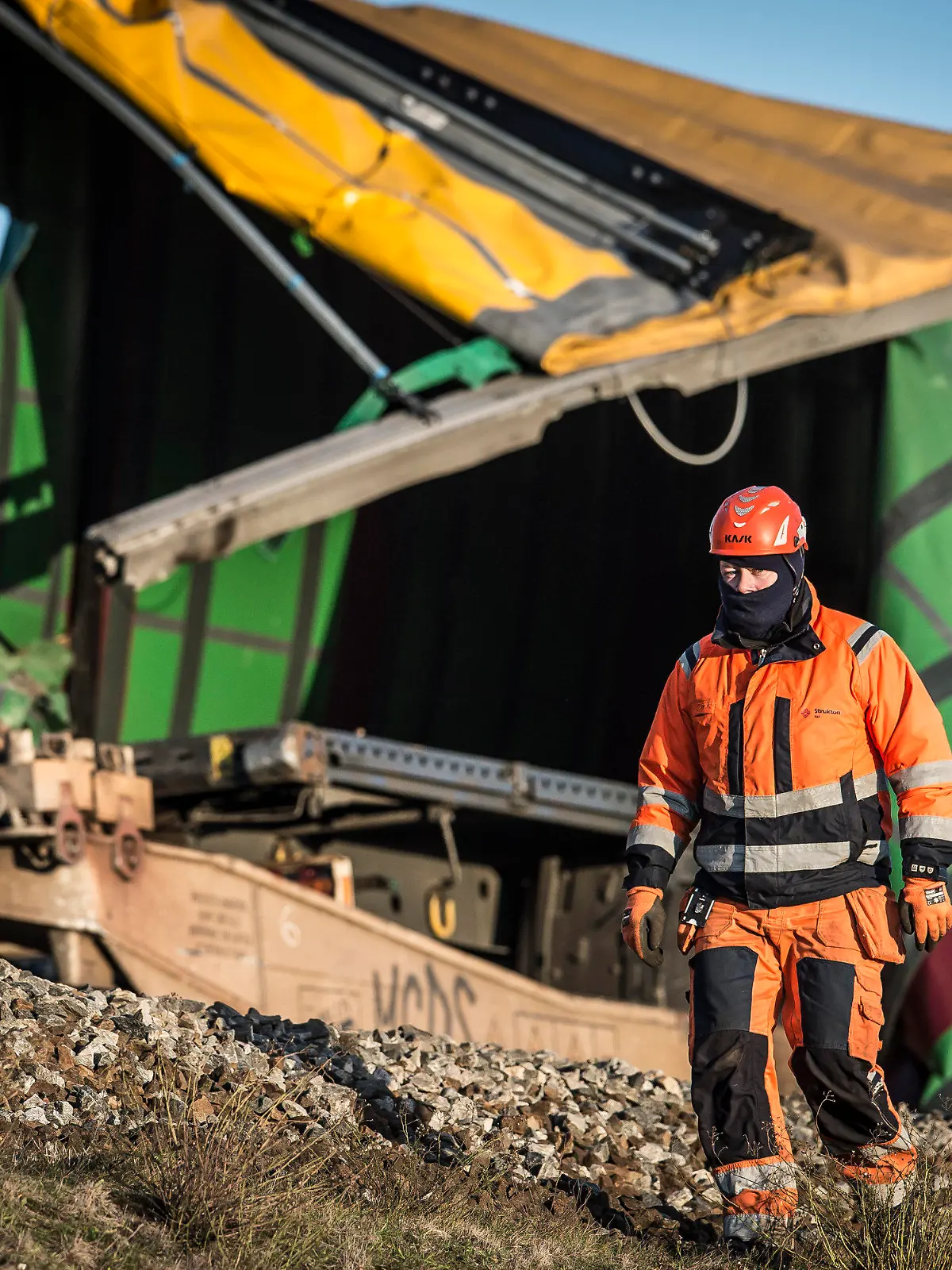 02.01.2019, Dänemark, Nyborg: Eine Rettungskraft arbeitet an der Unfallstelle. Ein heftiger Sturm löste in Dänemark ein schweres Zugunglück aus. Auf einer Brücke schleuderte der Wind Ladung eines entgegenkommenden Güterzuges gegen einen Passagierzug. Foto: Mads Claus Rasmussen/Ritzau Scanpix/AP/dpa +++ dpa-Bildfunk +++