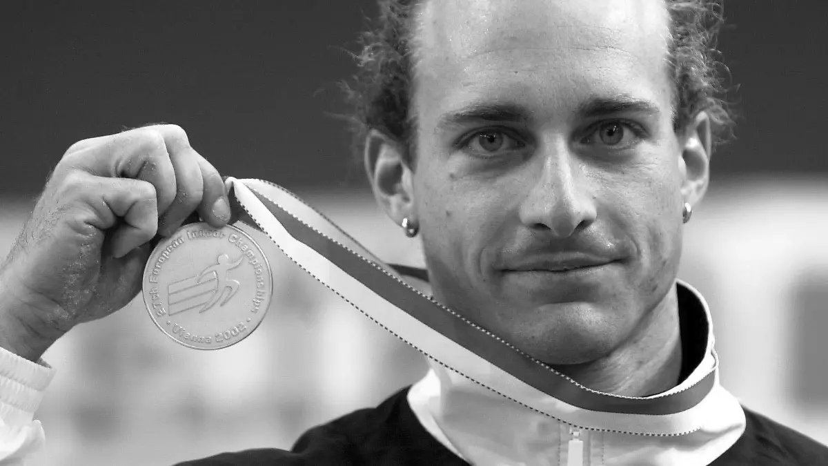 ARCHIV - 02.03.2002, Österreich, Wien: Der deutsche Stabhochspringer Tim Lobinger zeigt am Samstag (02.03.2002) im Ferry-Dusika Stadion in Wien bei den Leichtathletik-Hallen-Europameisterschaften nach der Siegerehrung seine Medaille. Der ehemalige Stabhochspringer Tim Lobinger verstarb im Alter von 50 Jahren an einer Krebserkrankung. (zu dpa: "Ex-Stabhochspringer Tim Lobinger gestorben") Foto: Bernd Weißbrod/dpa +++ dpa-Bildfunk +++