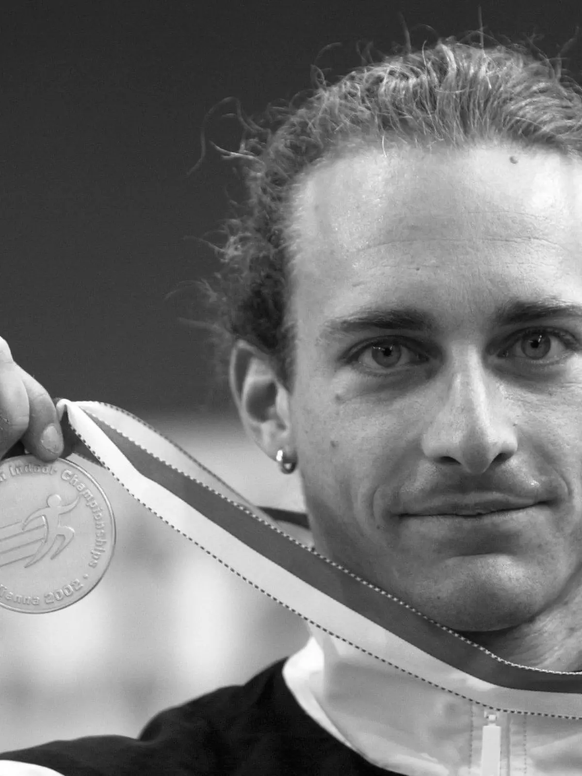 ARCHIV - 02.03.2002, Österreich, Wien: Der deutsche Stabhochspringer Tim Lobinger zeigt am Samstag (02.03.2002) im Ferry-Dusika Stadion in Wien bei den Leichtathletik-Hallen-Europameisterschaften nach der Siegerehrung seine Medaille. Der ehemalige Stabhochspringer Tim Lobinger verstarb im Alter von 50 Jahren an einer Krebserkrankung. (zu dpa: "Ex-Stabhochspringer Tim Lobinger gestorben") Foto: Bernd Weißbrod/dpa +++ dpa-Bildfunk +++