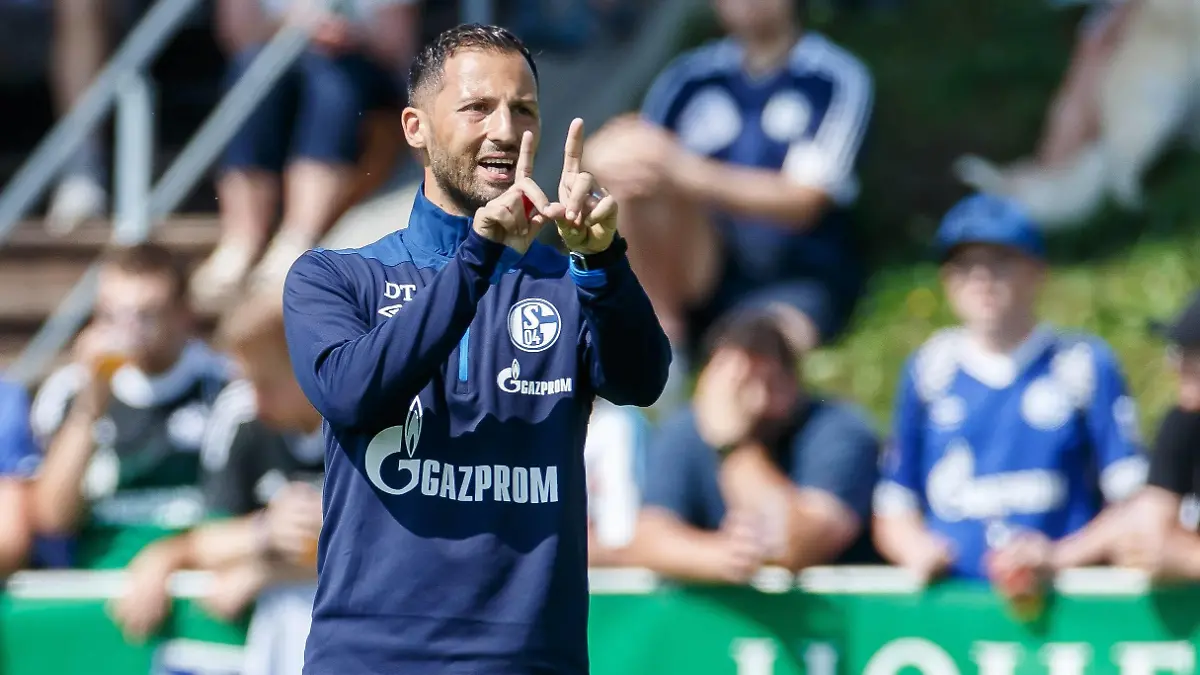 Mittersill, Oesterreich, 03.08.2018, Trainingslager FC Schalke 04, Chef-Trainer Domenico Tedesco (S04) gestikuliert, gestik ( DeFodi507 *** Mittersill Oesterreich 03 08 2018 Training camp FC Schalke 04 Chief coach Domenico Tedesco S04 gestures Gestik DeFodi507  