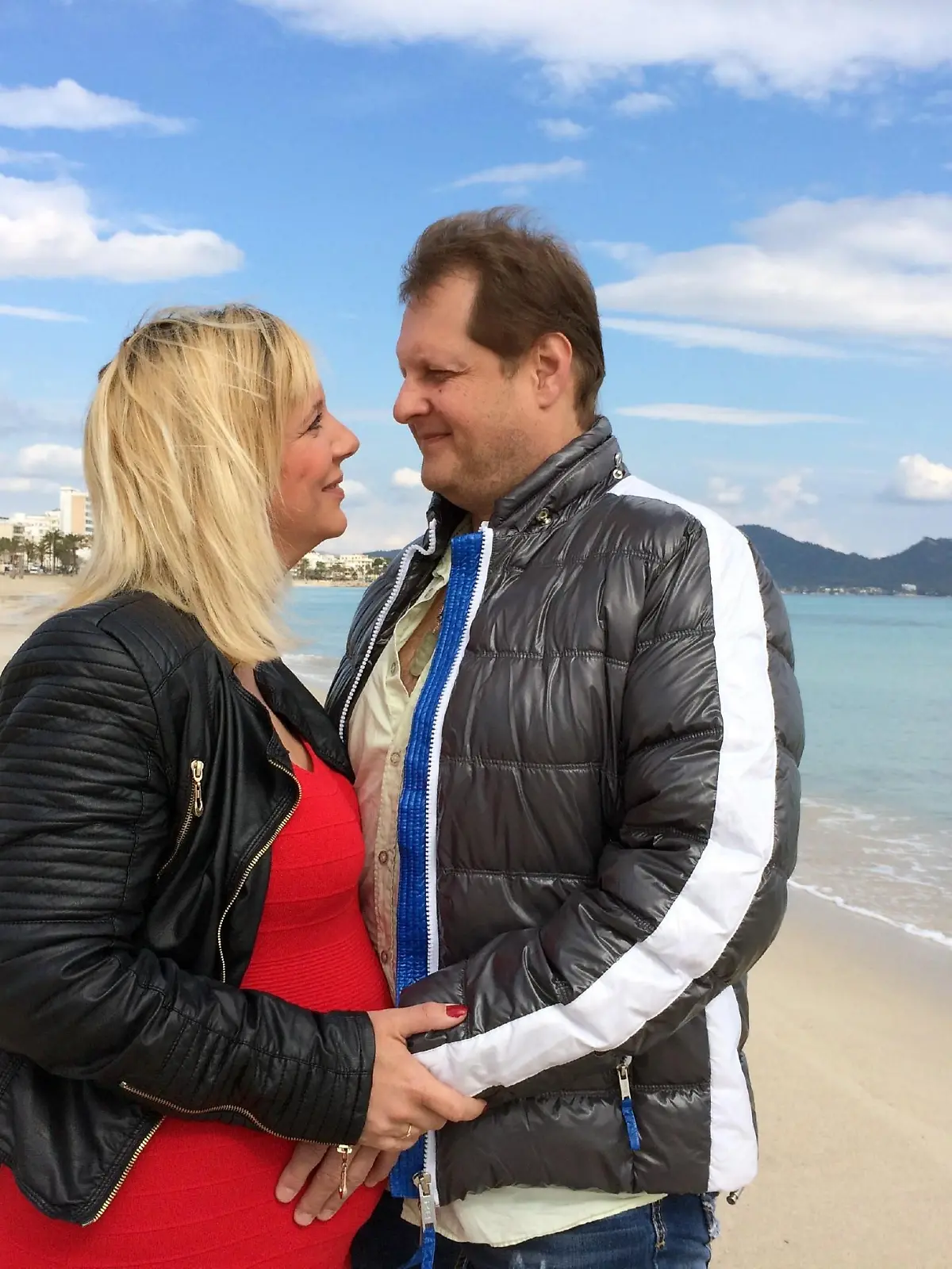 Freundin Daniela ist hochschwanger - sie erwartet Zwillinge und muss sich schonen. Mit dem Saisonstart auf Mallorca beginnt für Jens Büchner der vielleicht turbulentesten Sommer seines Lebens.