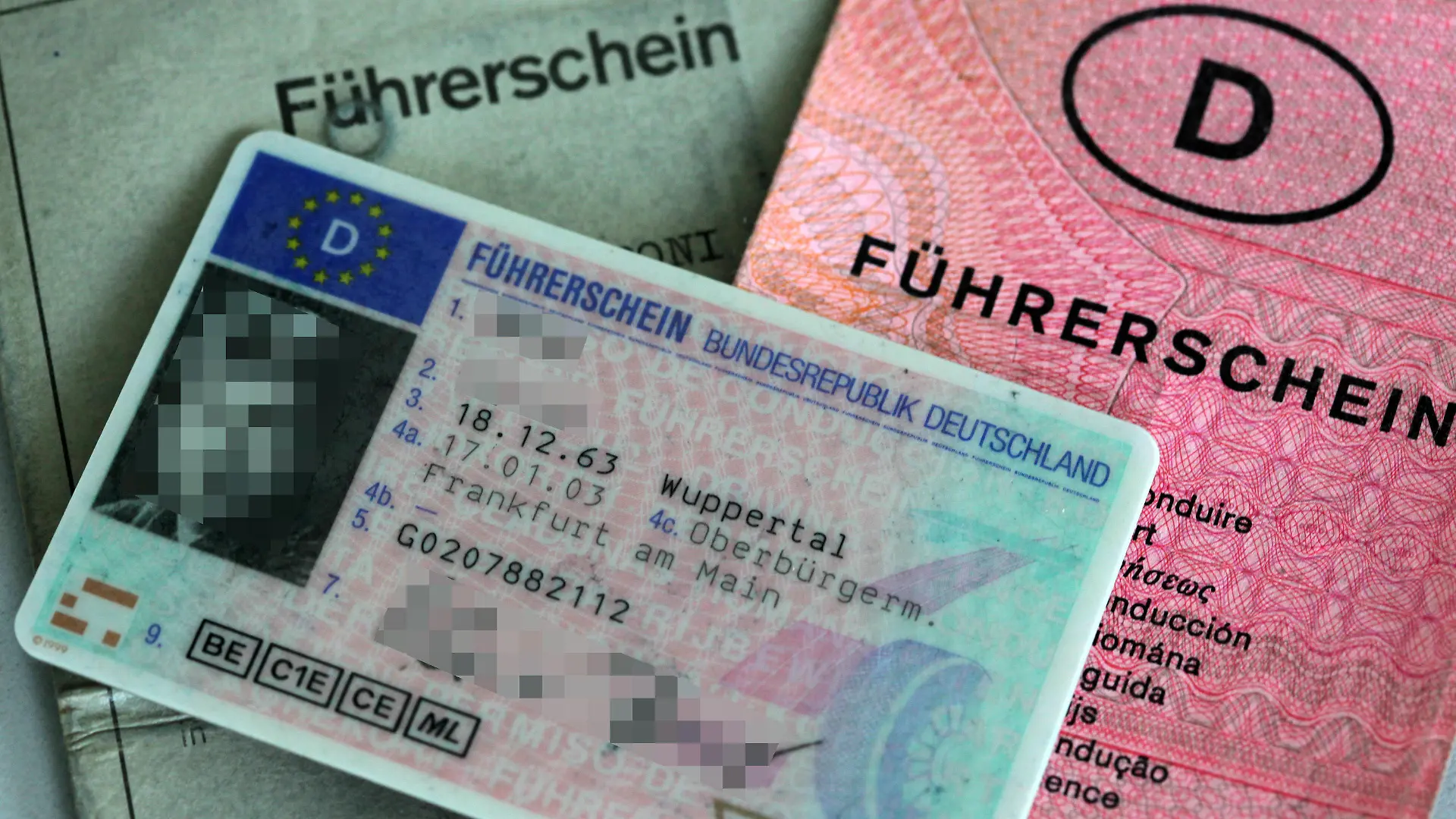 ARCHIV - Drei Führerscheine verschiedener Generationen liegen am 23.06.20120 in Köln auf dem Tisch.Die ab 2013 gültigen EU-einheitlichen Führerscheine werden immer nur 15 Jahre gültig sein. Danach müssen die Bürger einen neuen Führerschein beantragen, aber keine neue Fahrprüfung absolvieren. Foto: Oliver Berg dpa/lnw (zu dpa 4064 v. 26.08.2010) +++(c) dpa - Bildfunk+++