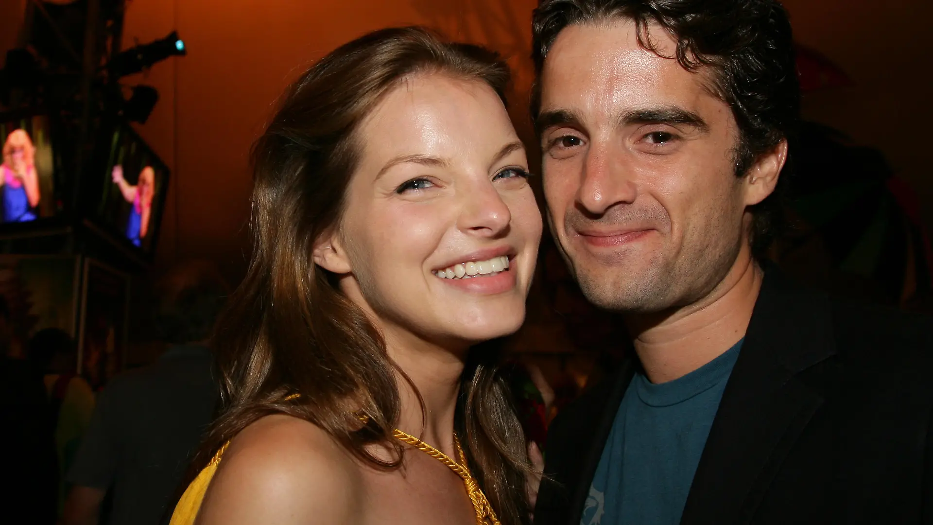 Die Sängerin Yvonne Catterfeld und ihr Freund Oliver Wnuk lächeln am Donnerstag (05.06.2008) in Berlin bei der Premiere der Show "Varekai" des Cirque du Soleil im Grand Chapiteau am Ostbahnhof. Die Show ist bis zum 13. Juli 2008 in Berlin zu sehen. Foto: Jens Kalaene dpa/lbn +++(c) dpa - Report+++