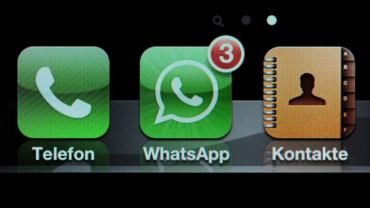 ARCHIV - ILLUSTRATION - Die App des Messengerdienstes WhatsApp ist auf einem Smartphone zu sehen, aufgenommen am 21.11.2012 in Hamburg. Kinder und Jugendliche in Niedersachsen werden von einer bizarren Todesdrohung auf ihren Handys verunsichert, die derzeit per WhatsApp wie ein Kettenbrief weitergereicht wird. Foto: Daniel Reinhardt/dpa (zu lni 0064 vom 12.09.2013) +++(c) dpa - Bildfunk+++
