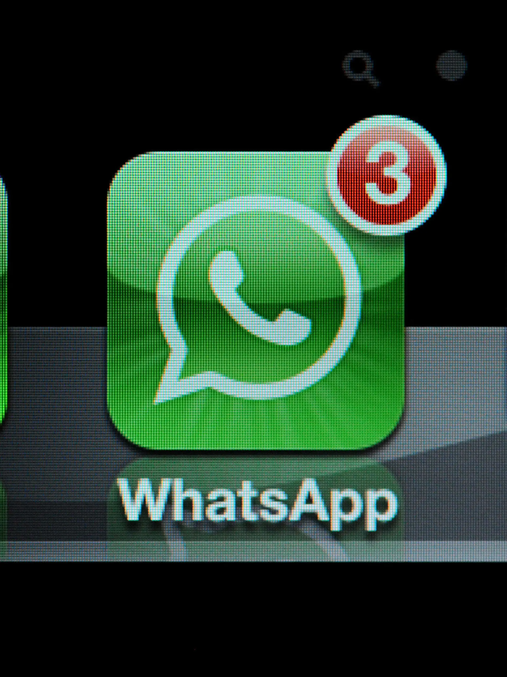 ARCHIV - ILLUSTRATION - Die App des Messengerdienstes WhatsApp ist auf einem Smartphone zu sehen, aufgenommen am 21.11.2012 in Hamburg. Kinder und Jugendliche in Niedersachsen werden von einer bizarren Todesdrohung auf ihren Handys verunsichert, die derzeit per WhatsApp wie ein Kettenbrief weitergereicht wird. Foto: Daniel Reinhardt/dpa (zu lni 0064 vom 12.09.2013) +++(c) dpa - Bildfunk+++